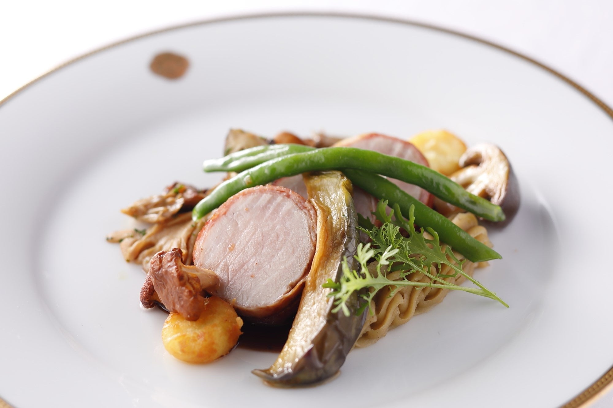 「ベーコンで包んだ“能登豚”ロース肉のソテー ゴルゴンゾーラチーズのソース」　栗のピューレや様々な野菜と共に
