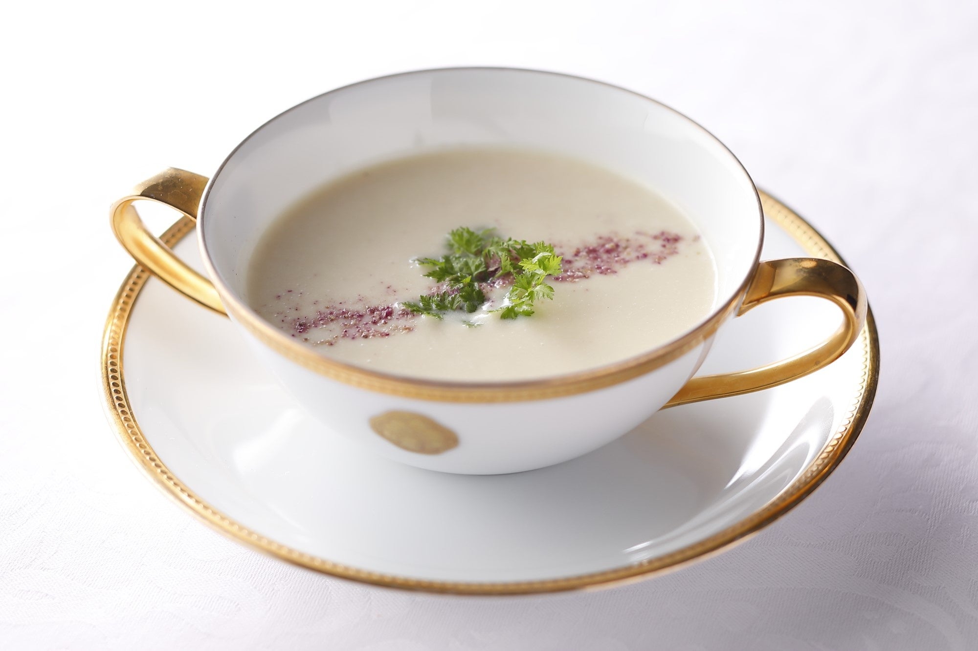 「加賀野菜“五郎島金時”の冷製クリームポタージュ」 サツマイモのドライパウダーをのせて