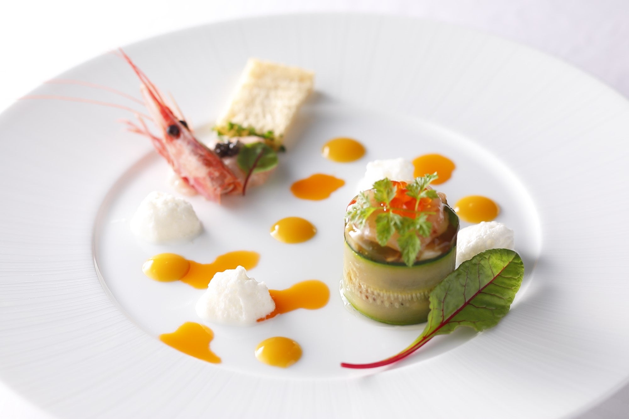 「“白ガスエビ”、甘海老、季節野菜、オマール海老のコンソメジュレ寄せ」オレンジソースがアクセントに
