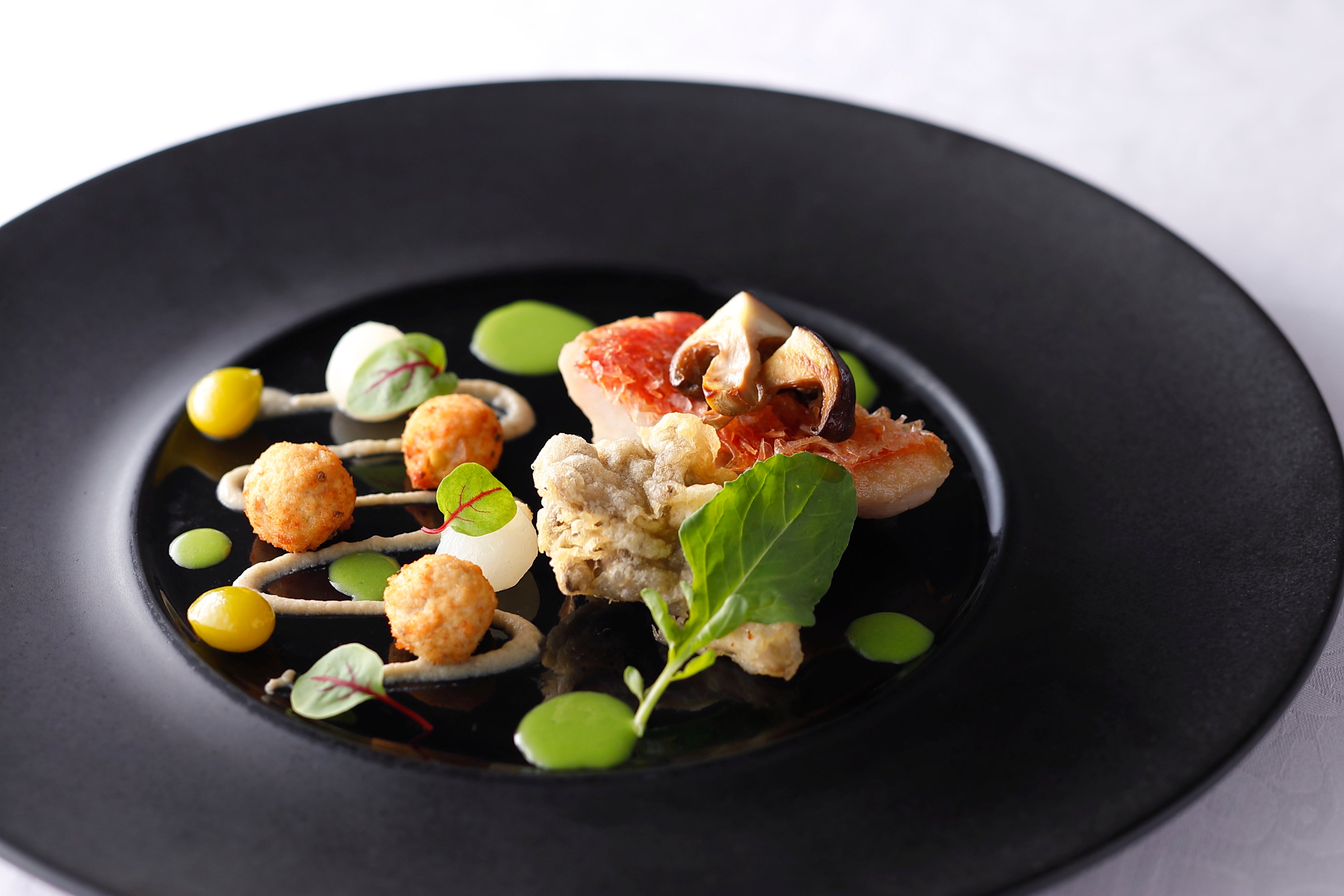 金目鯛の鱗焼き　ルッコラのクリームソース