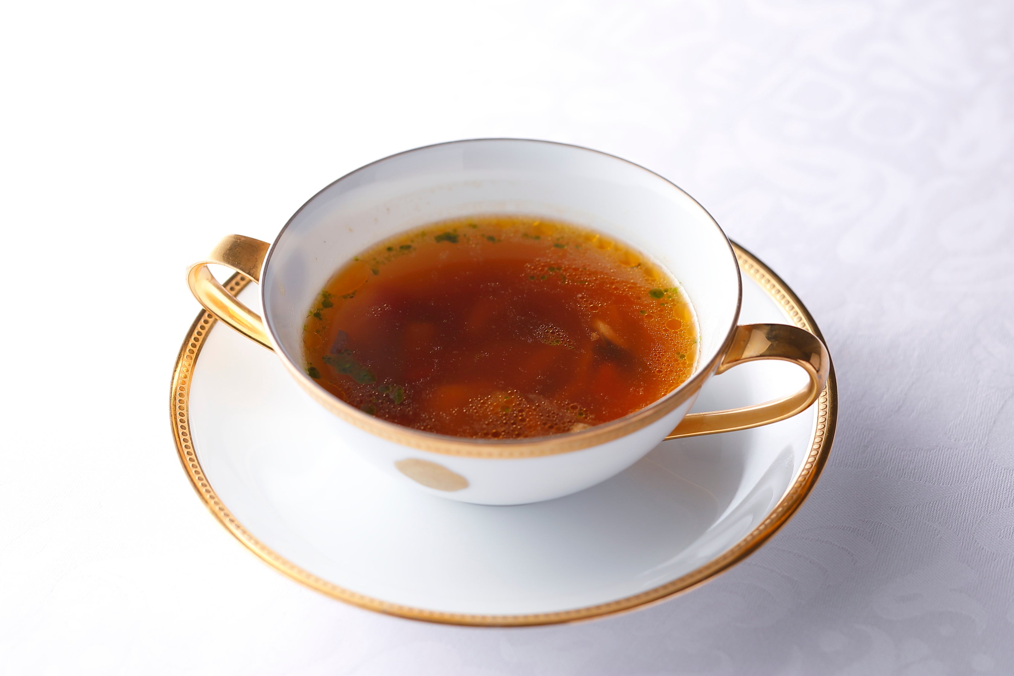 茸で彩ったコンソメ スープ・オ・ピストゥー