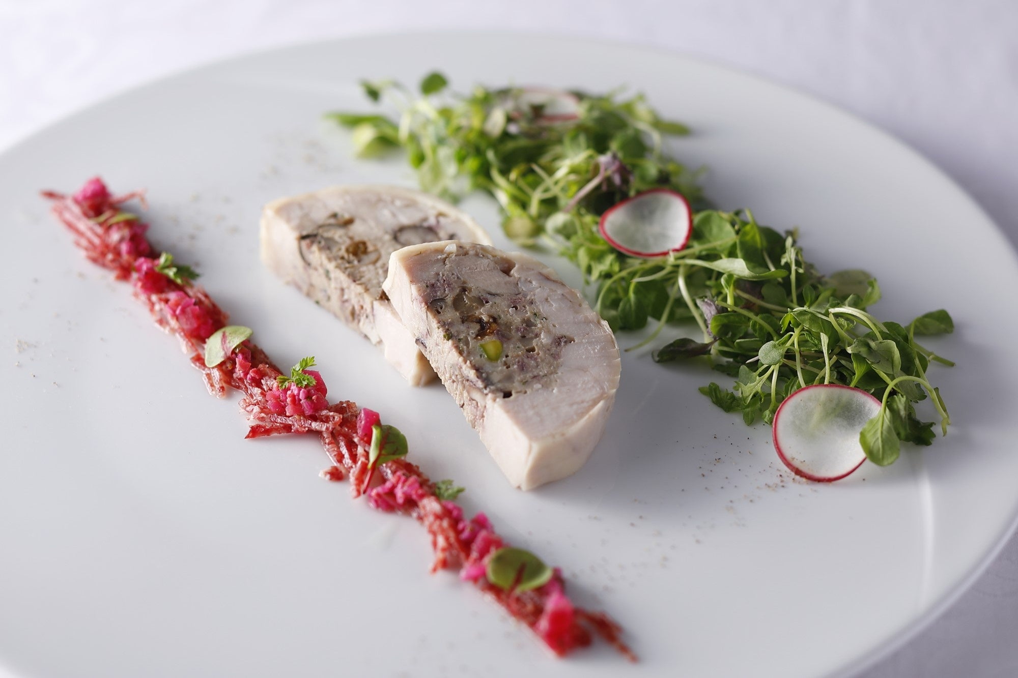 国産雛鳥のガランティーヌ ビーツのラヴィゴットソース