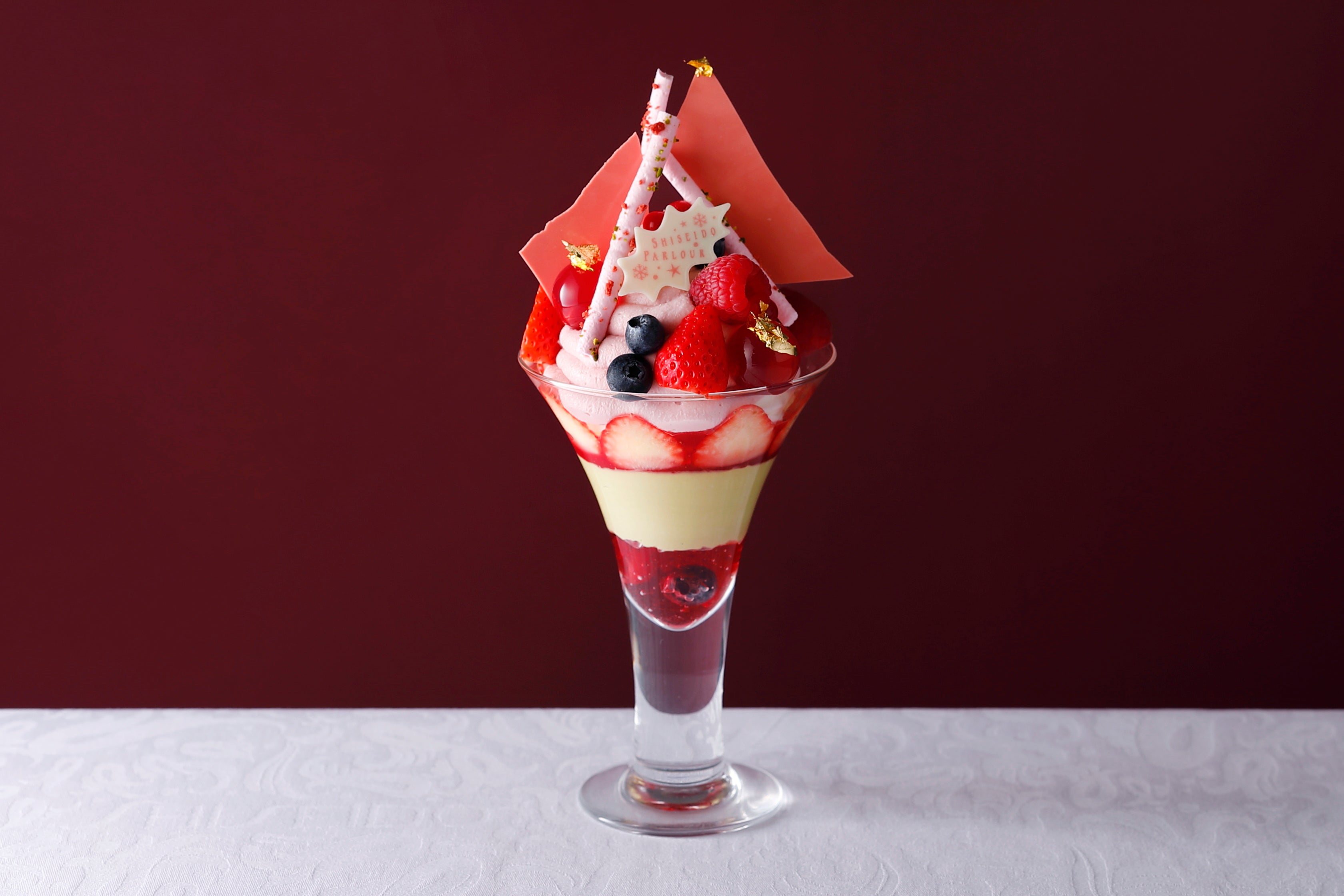 ラズベリーレアチーズとベリーのクリスマスパフェ