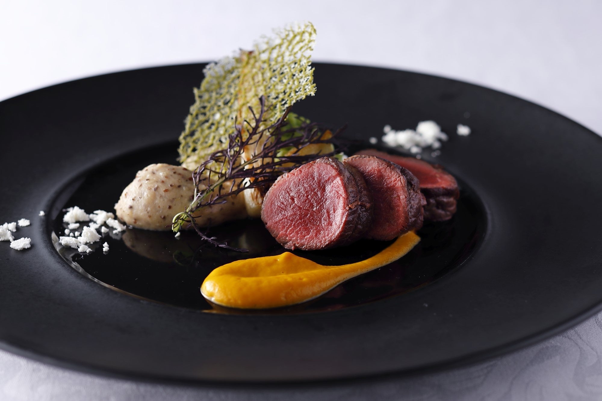蝦夷鹿のポワレ アールグレイと人参のピュレ グランヴヌールソース