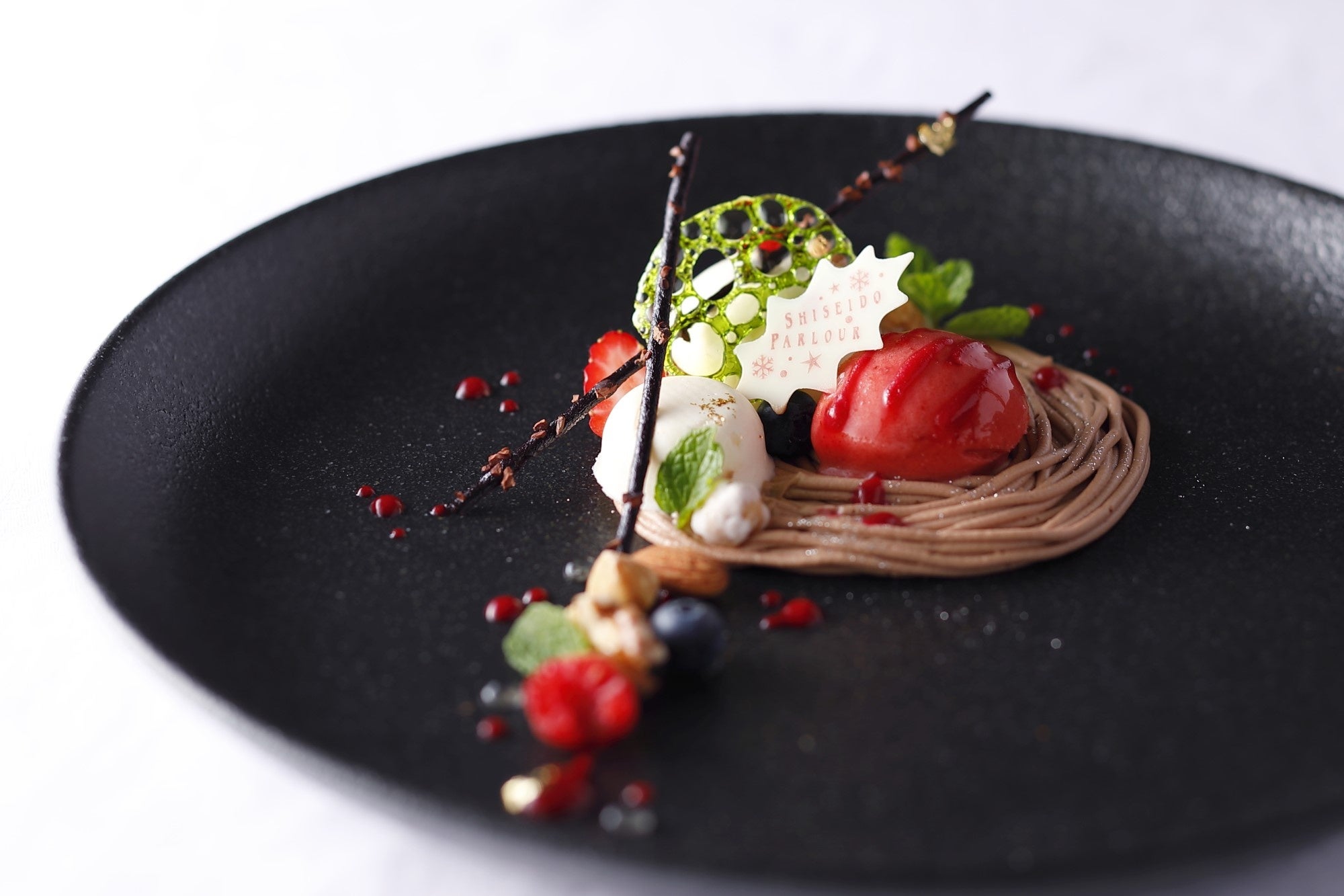 ショコラブランとフロマージュのムース　苺ソルベと共に