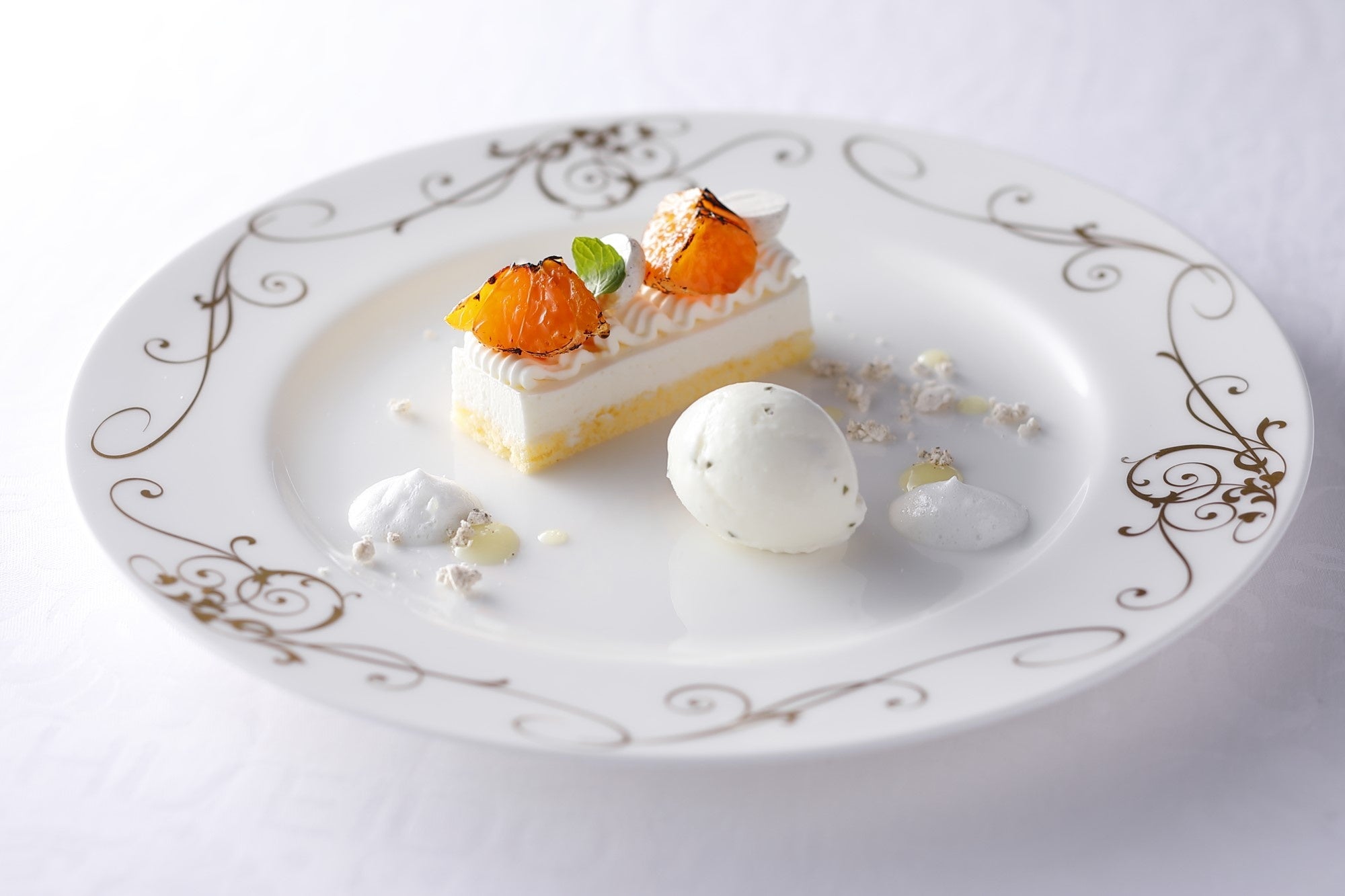 チーズムース トンカの香り　ミントのアイスクリームと柑橘のアクセント