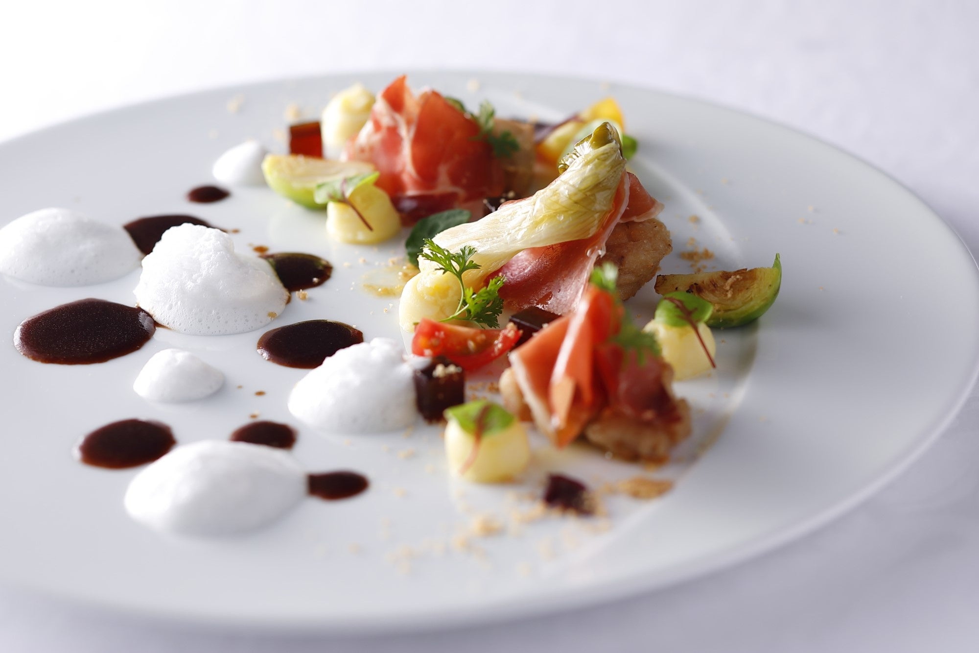 生ハムとリードヴォーのサラダ　カプチーノ仕立て