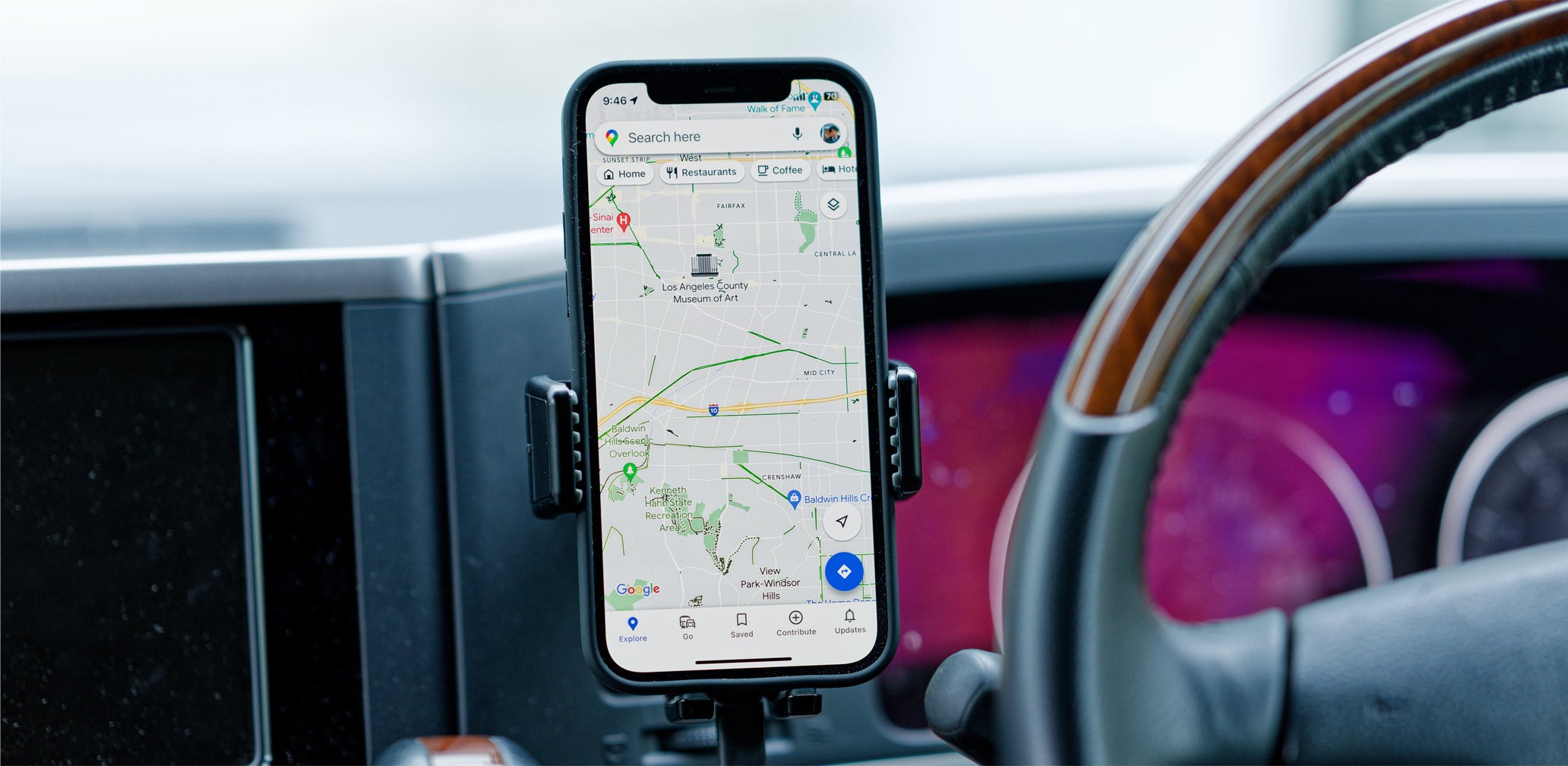 車載ホルダーにセットして充電しながらカーナビとして使用