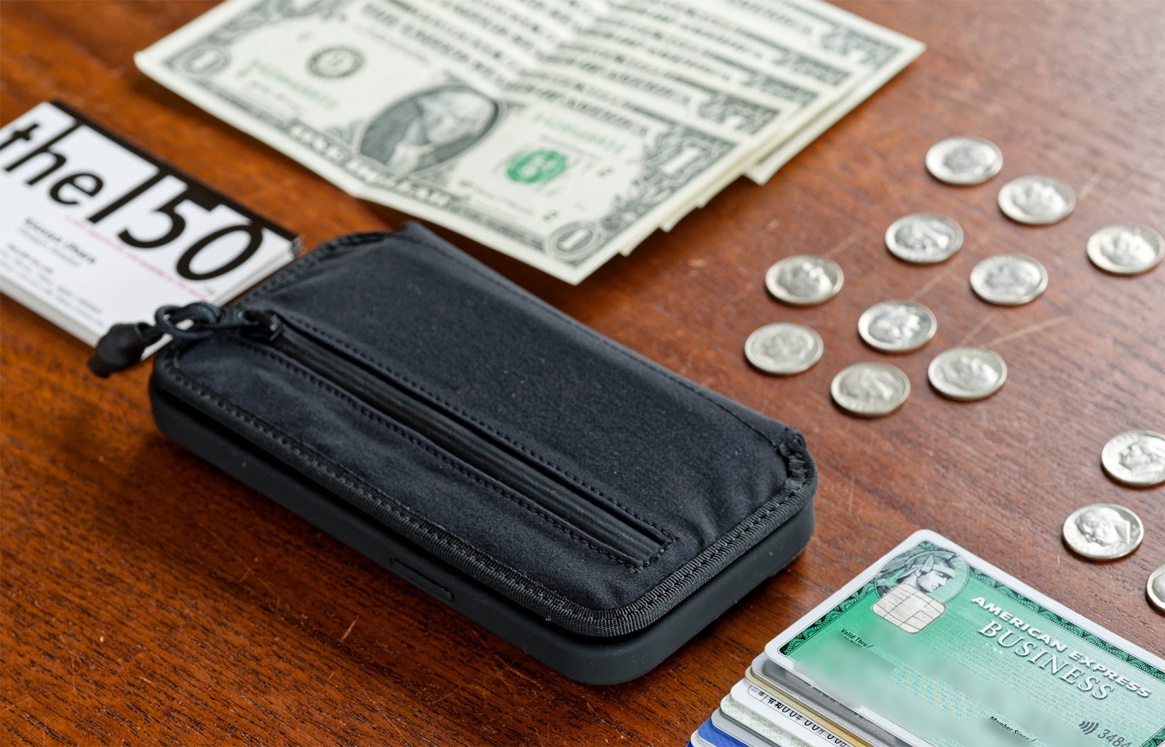 カード10枚、紙幣5枚、コイン20枚、名刺10枚、鍵を収納可