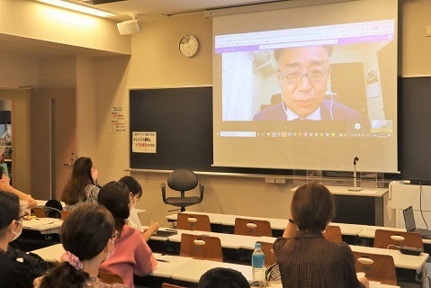授業の冒頭で、ミツカングループ広報担当より、挨拶と今回の取り組みに至った背景と想いについて、参加学生に話をしました。