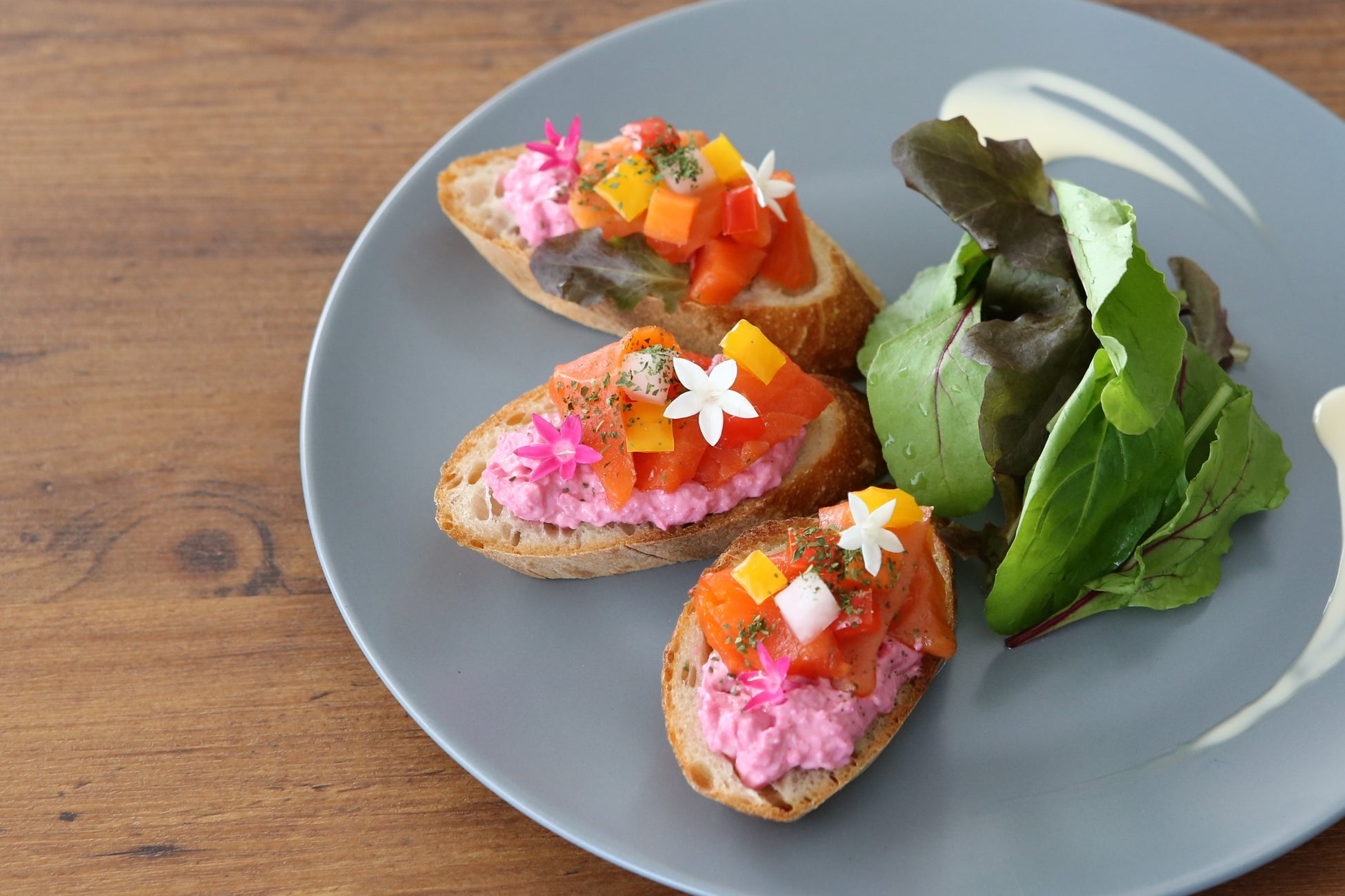 自家製サーモンマリネとはとむぎバゲットのオープンサンド おからのフムス添え (店頭販売)