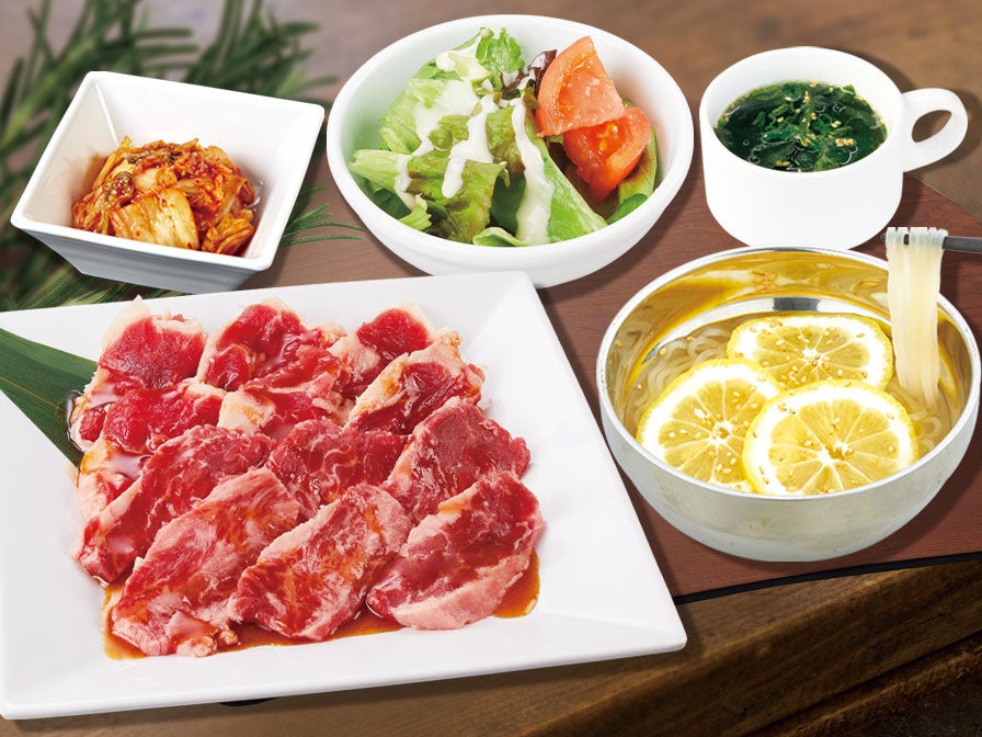 “選べる”ミニ冷麺と焼肉ランチ(100g：税込1,188円／180g：税込1,628円)　※写真は肉180gです。※黒カレー＆ライスバーが付きます。