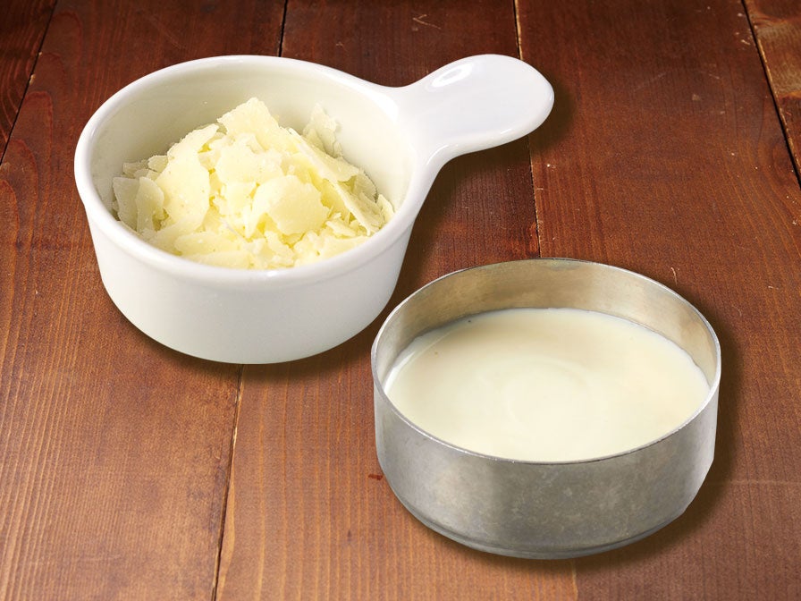 左上：“北海道産”生パルメザンチーズ　100円(税込110円)　右下：“贅沢”クリームチーズソース　150円(税込165円)