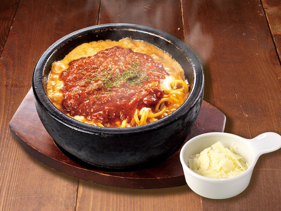石焼溶岩パスタ ～濃厚チーズ＆特製ミート～　1,099円(税込1,209円)