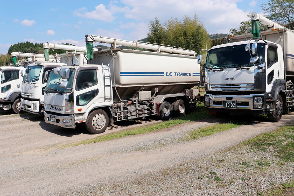 飼料配送するバルク車(画像提供:LCトランス)