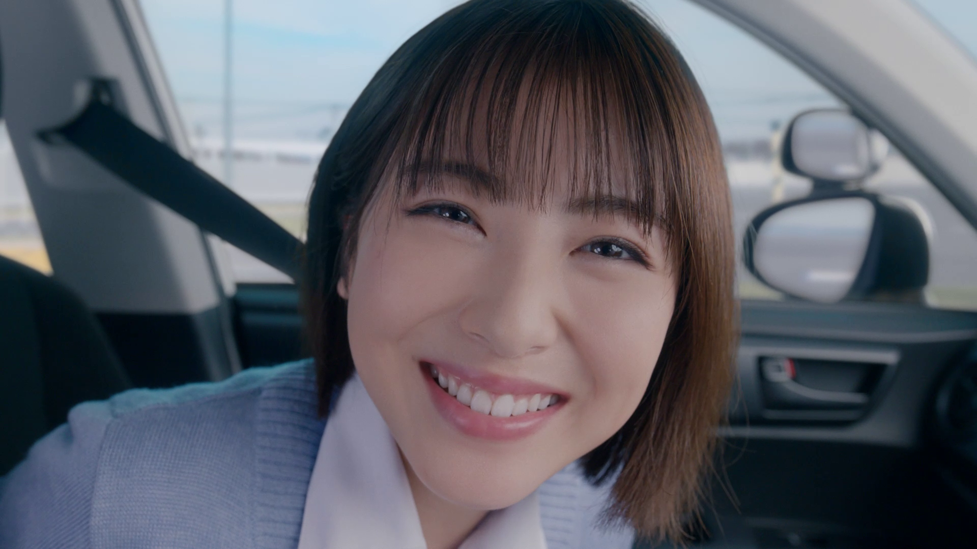 浜辺美波が自動車教習所教官として助手席に みなみ教官 がグイグイと可愛らしく自動車 の保障をおすすめしてくるja共済の新cmが完成 全国共済農業協同組合連合会のプレスリリース