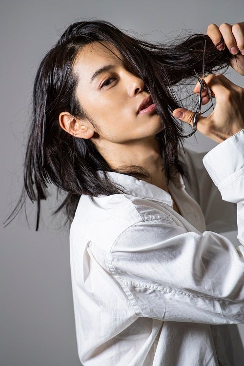 沢城千春ファースト写真集「しゃべらなきゃイイ男」（東京ニュース通信社刊）