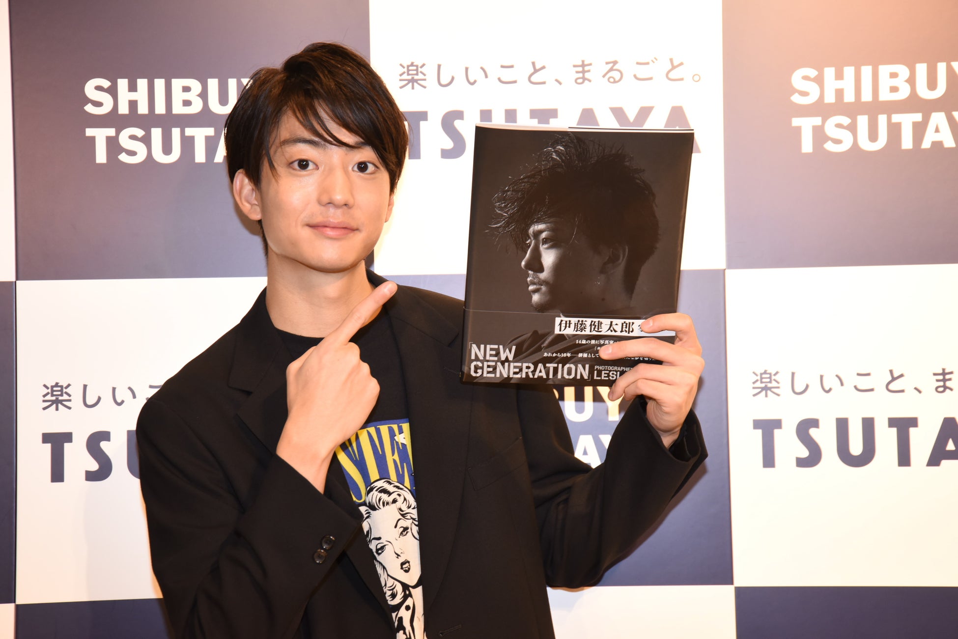 いろいろな年代の方が来てくださって うれしかったです 伊藤健太郎が写真集発売イベントに登場 株式会社東京ニュース通信社のプレスリリース いろいろな年代の方が来てくださって うれしかったです 伊藤健太郎が写真集発売イベントに登場 株式会社東京ニュース通信社のプレスリリース