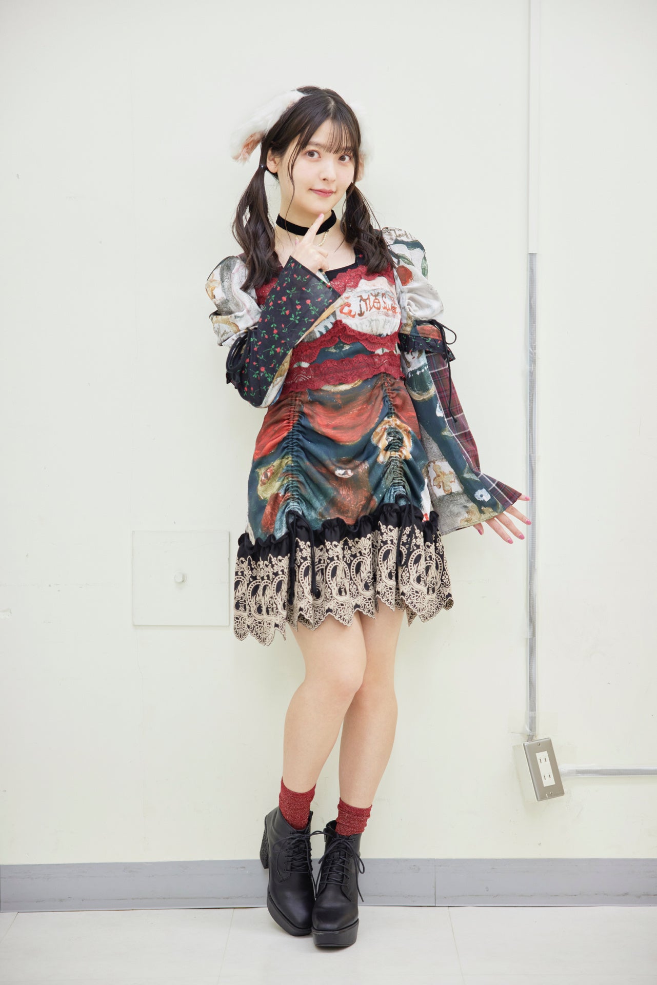 たれ耳うさぎカチューシャと、すそにうさぎ刺繍の入ったワンピースで登場