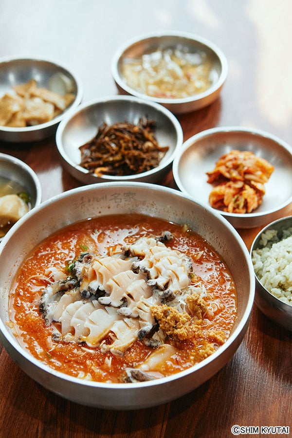 チェジュ名物のアワビ料理がたっぷり入った“ムルフェ”。