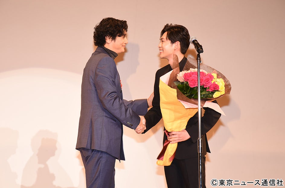 「最愛」(TBS系)で共演した井浦新とガッチリ握手を交わす松下洸平 (C)東京ニュース通信社