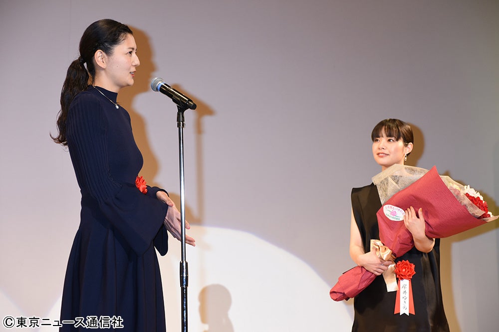 よるドラ「恋せぬふたり」(NHK総合)で共演した菊池亜希子が岸井ゆきのにお祝いのスピーチを (C)東京ニュース通信社