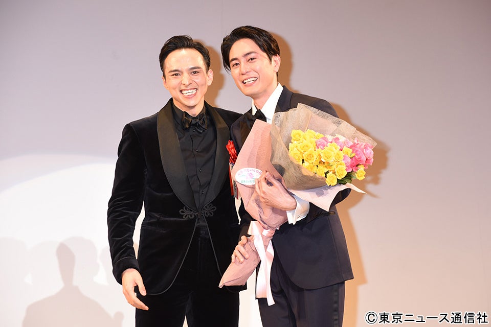 満島真之介の登場にテンションが高まる間宮祥太朗 (C)東京ニュース通信社