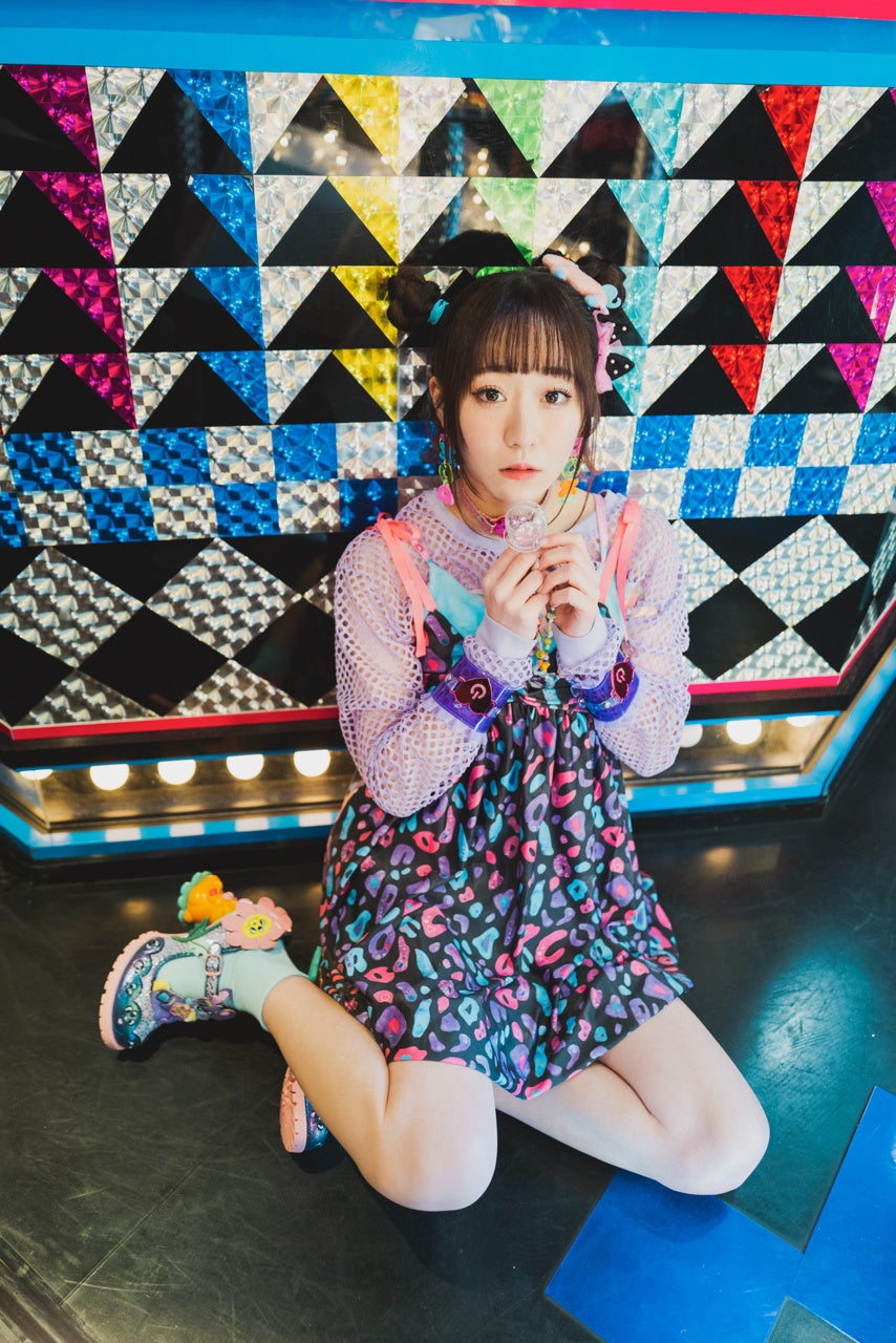 5)「FRUITS ZIPPER 1st Anniversary Photo Book(仮)」【真中まな】(東京ニュース通信社刊) 撮影/HIROKAZU