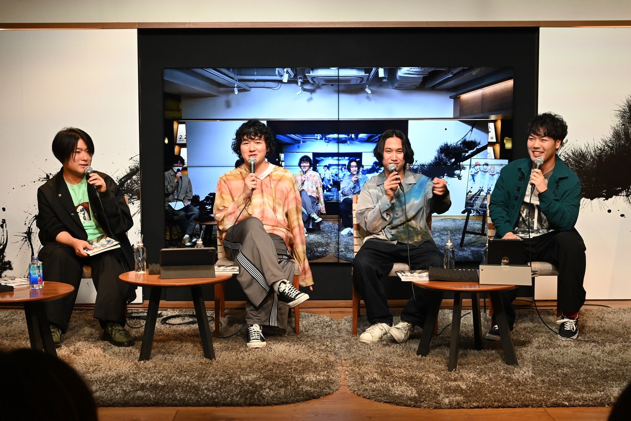 「マカロニえんぴつ 10th ANNIVERSARY BOOK —マカロニくろにくる—」（東京ニュース通信社刊）