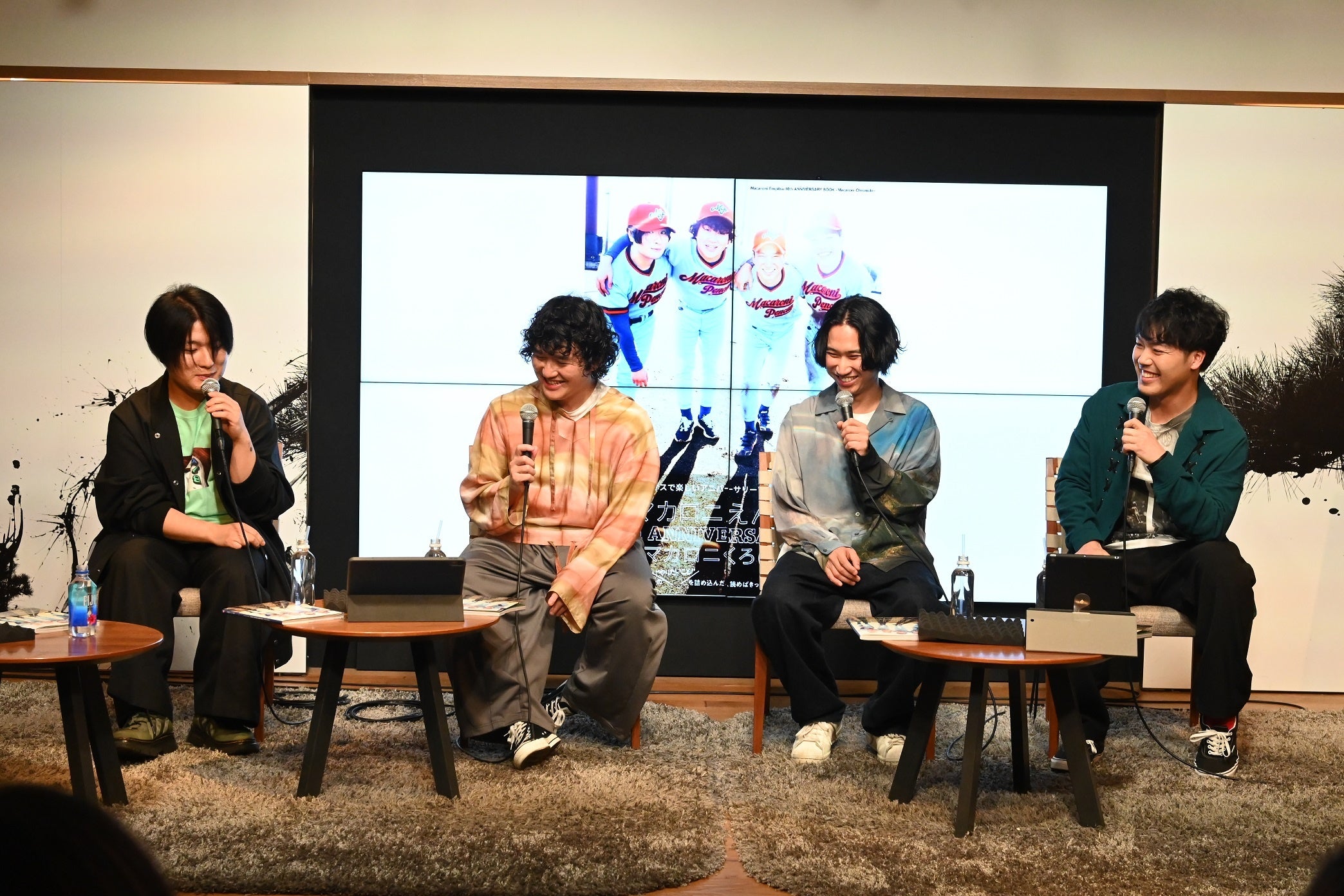 「マカロニえんぴつ 10th ANNIVERSARY BOOK —マカロニくろにくる—」（東京ニュース通信社刊）