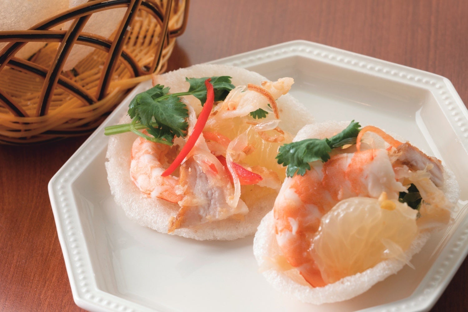 「グレープフルーツとさきイカのサラダ」をえびせんにのせて、豪快に食べていただきたい逸品