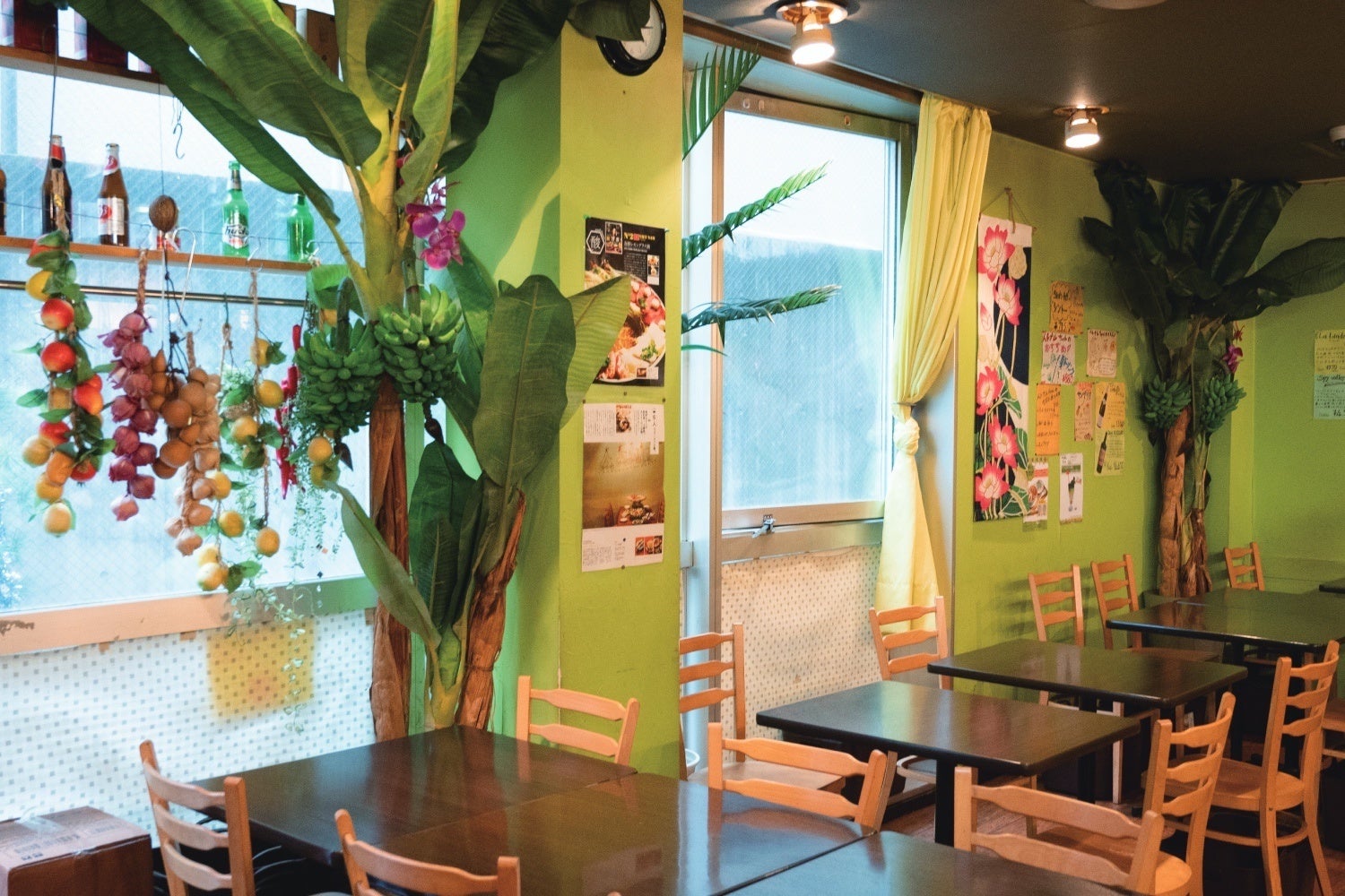 ベトナムちゃん旗艦店、大久保店の店内。駅からすぐの好立地で、混雑する日は駅まで列ができる