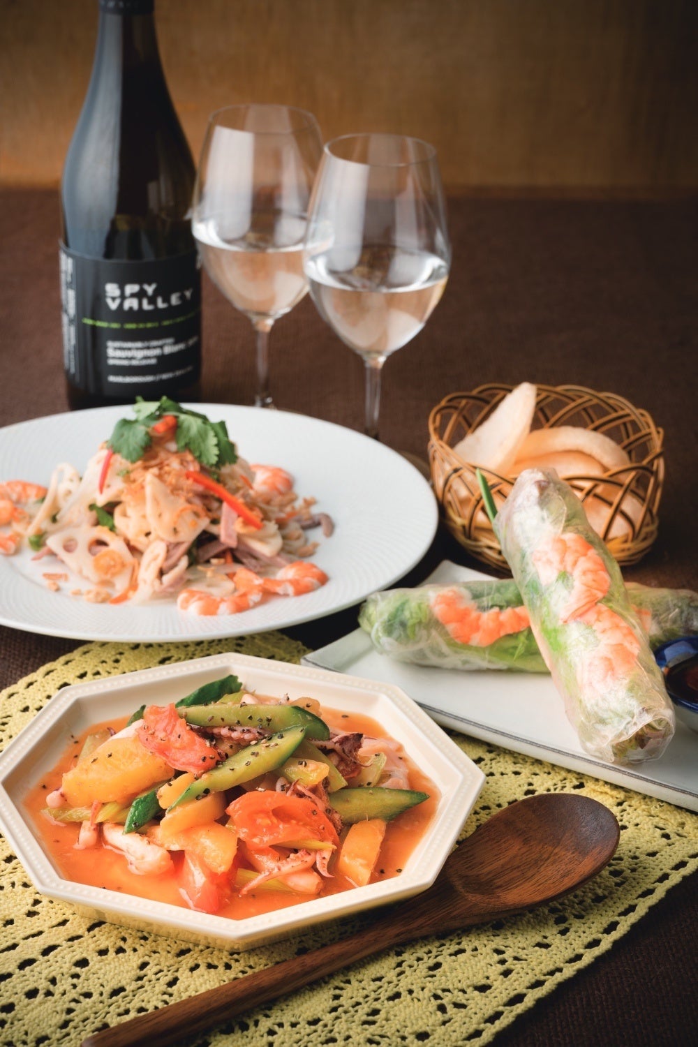 「生春巻き」「イカ・セロリ・パイナップル・トマトの炒め物」「豚とエビと蓮根のサラダ」、本書ではベトナム料理に合うワインも紹介