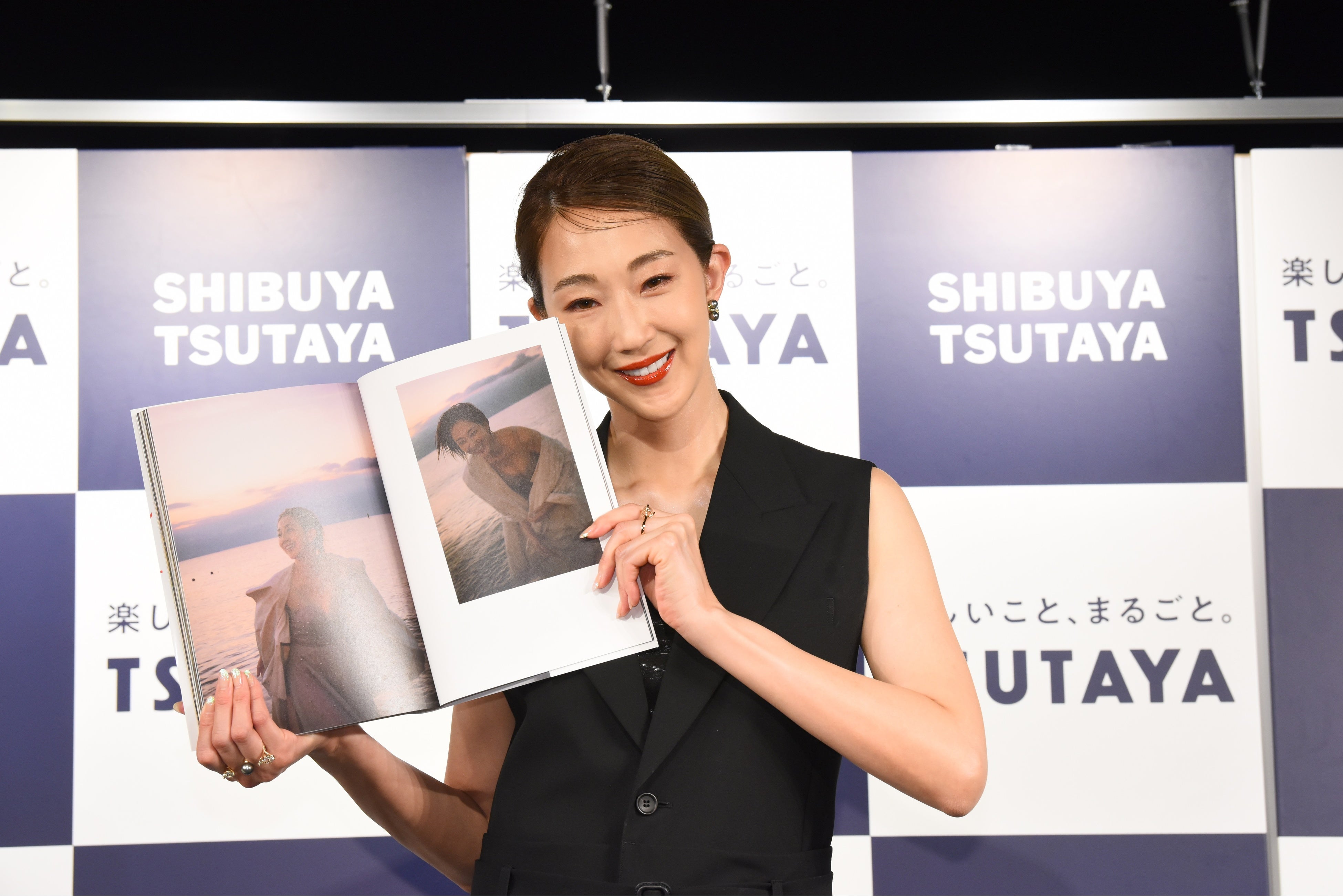 紅ゆずる写真集「悪い女 A BAD WOMAN」（東京ニュース通信社刊）