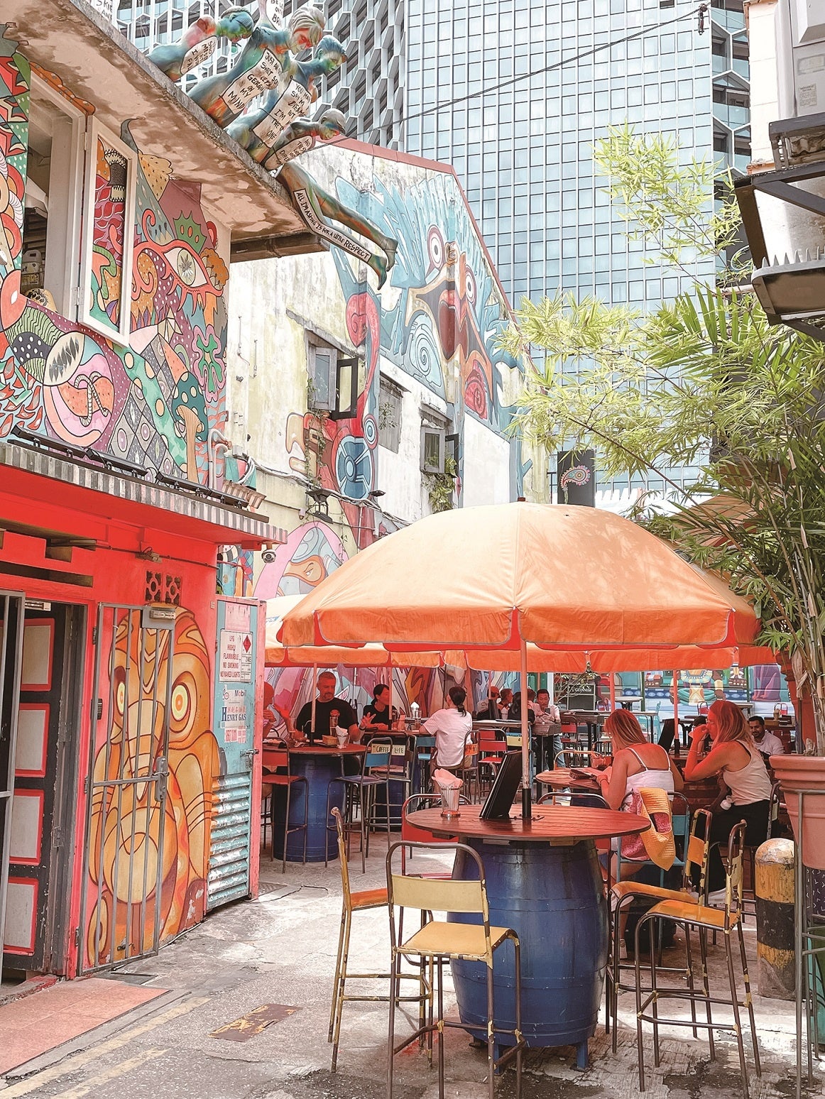 「現地在住日本人ライターが案内する　大人のシンガポール旅」著／芳野郷子（東京ニュース通信社発行）