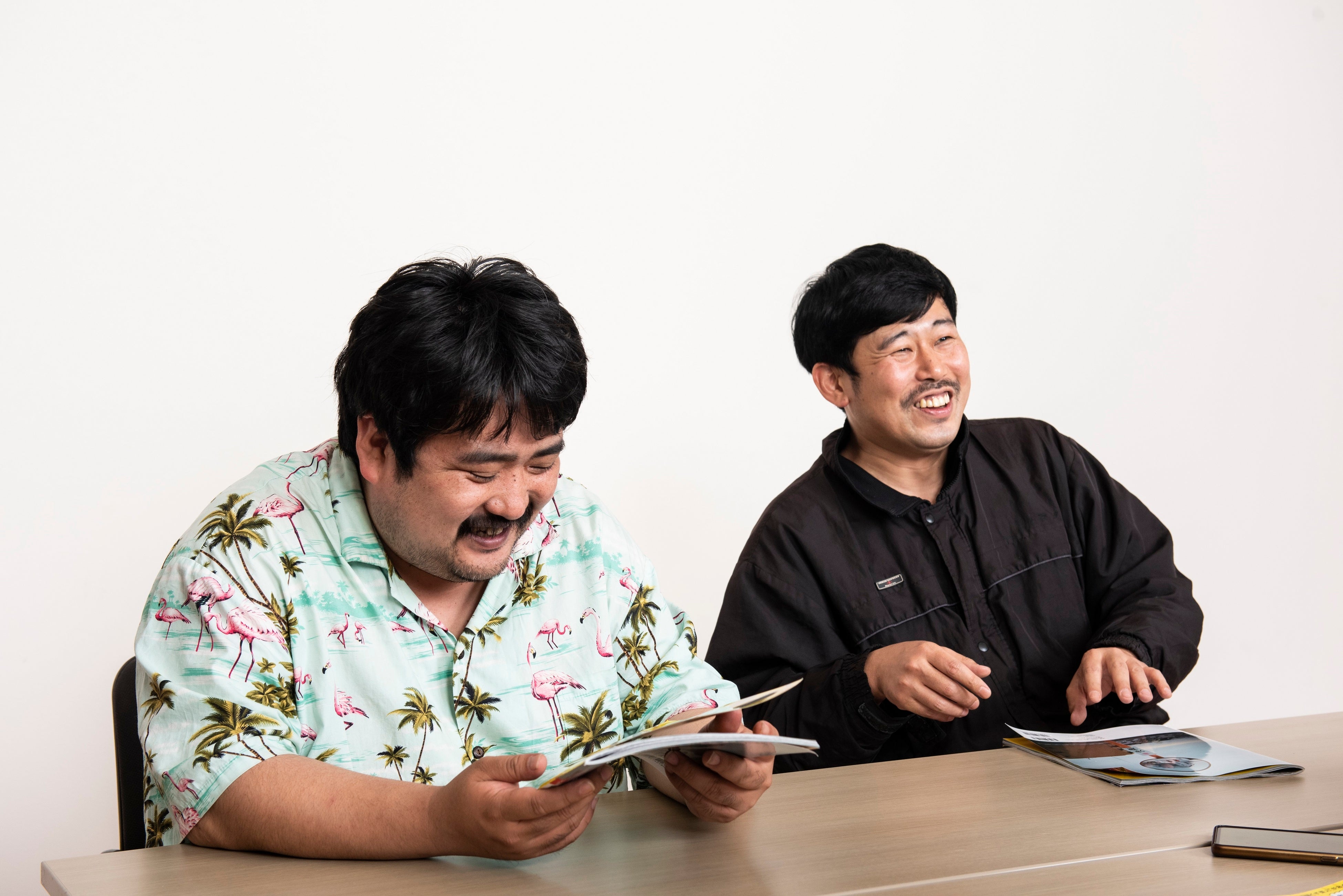 裏表紙の値段をチェックするもぐら＆岡野