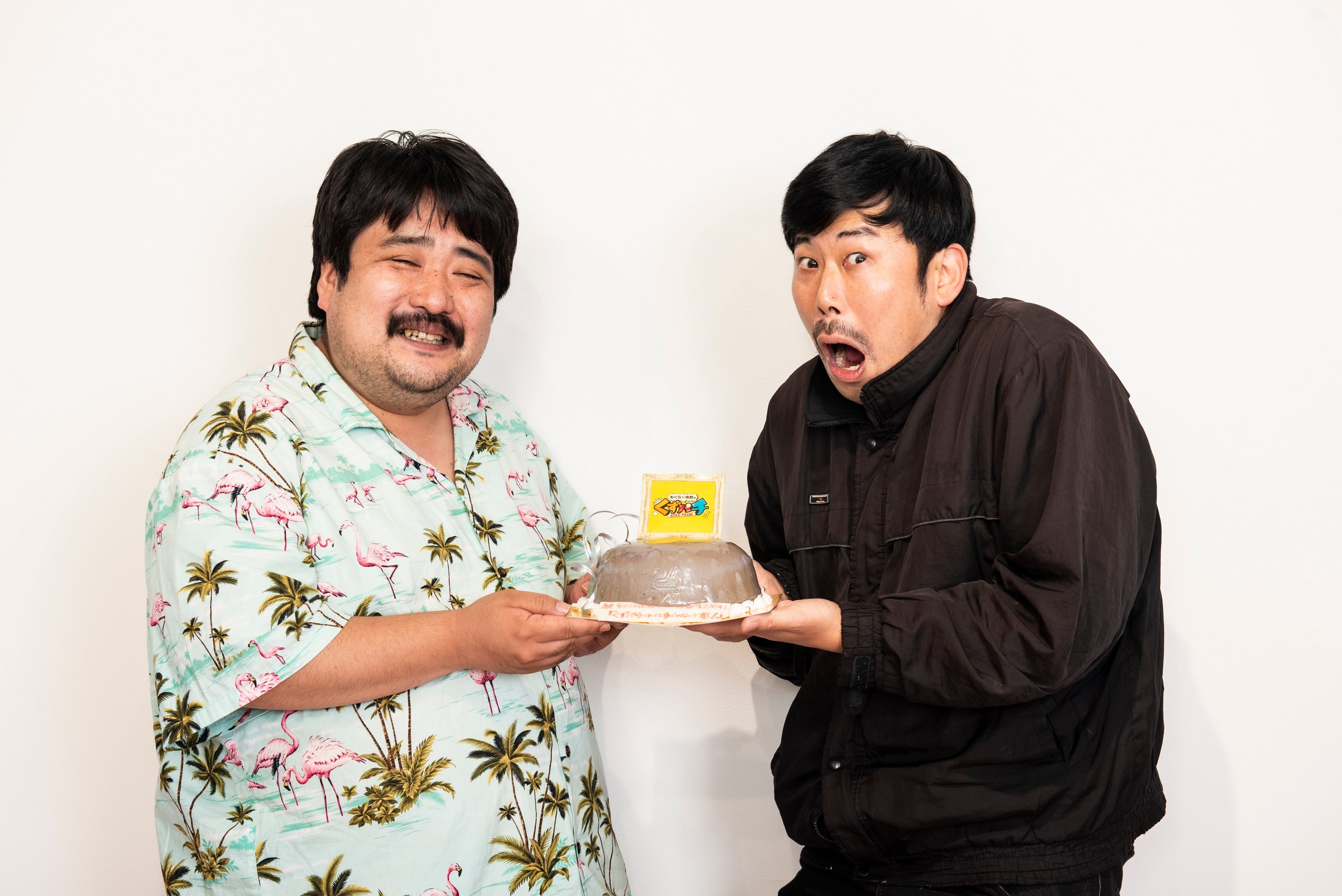 番組２周年を祝って編集部からパチンコ玉をイメージしたケーキをお渡しするも、お2人いわく「これは泥ですか？」と…