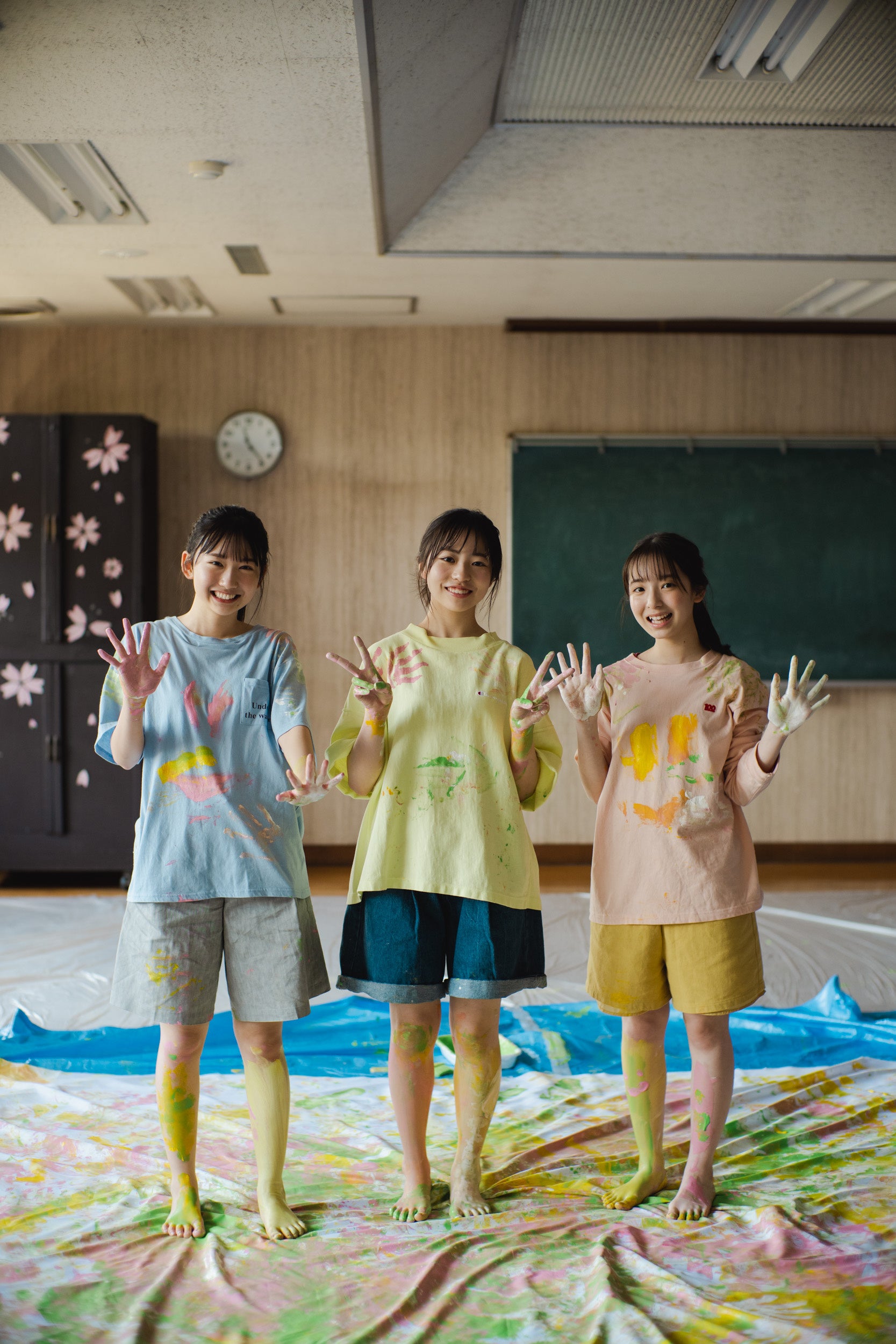 日向坂46 渡辺莉奈生写真 カレンダーニットベスト小指の足SUZUKA