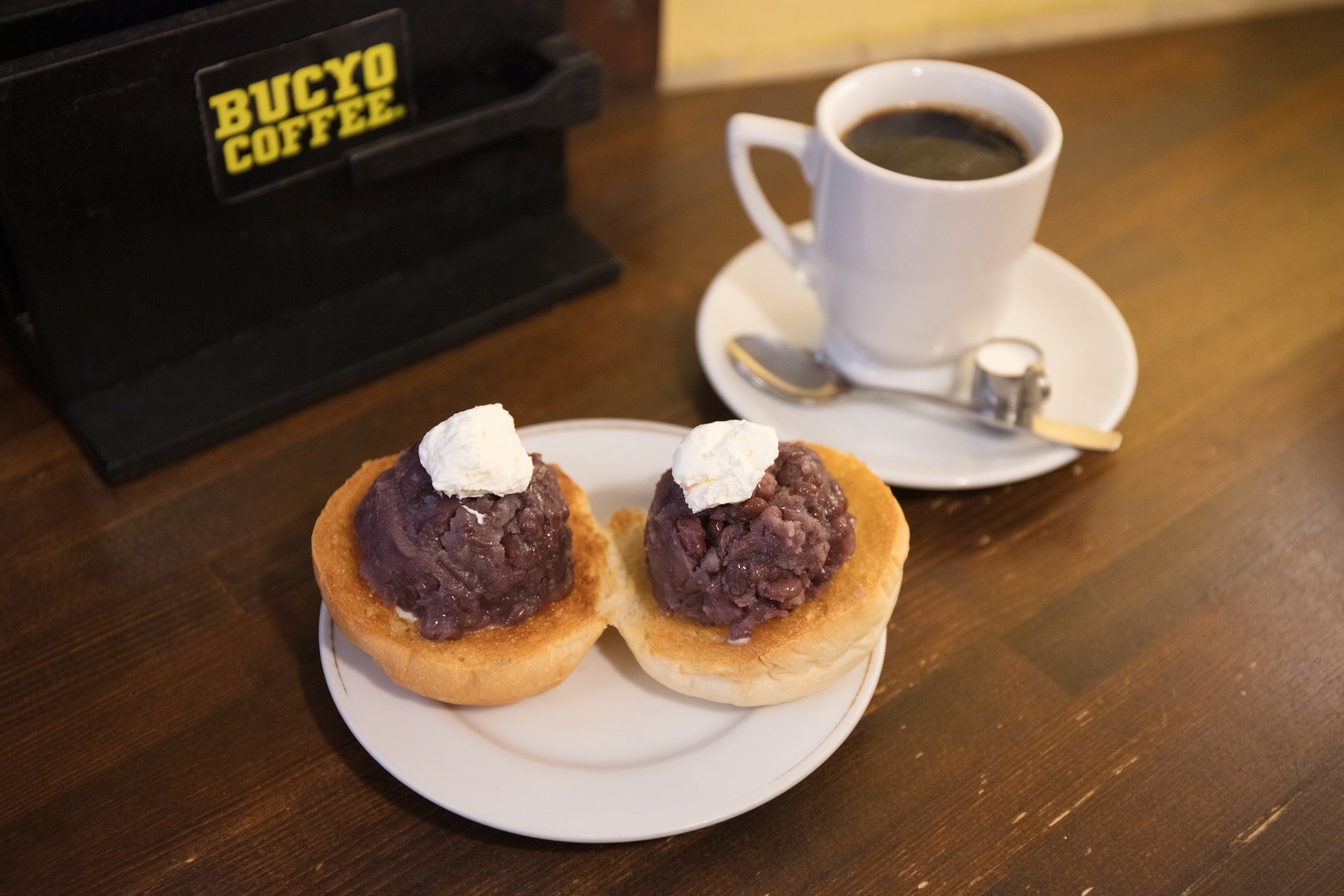 「うさもぐの人生を変えた　魅惑のあんバター100選」うさもぐ／著（東京ニュース通信社発行）