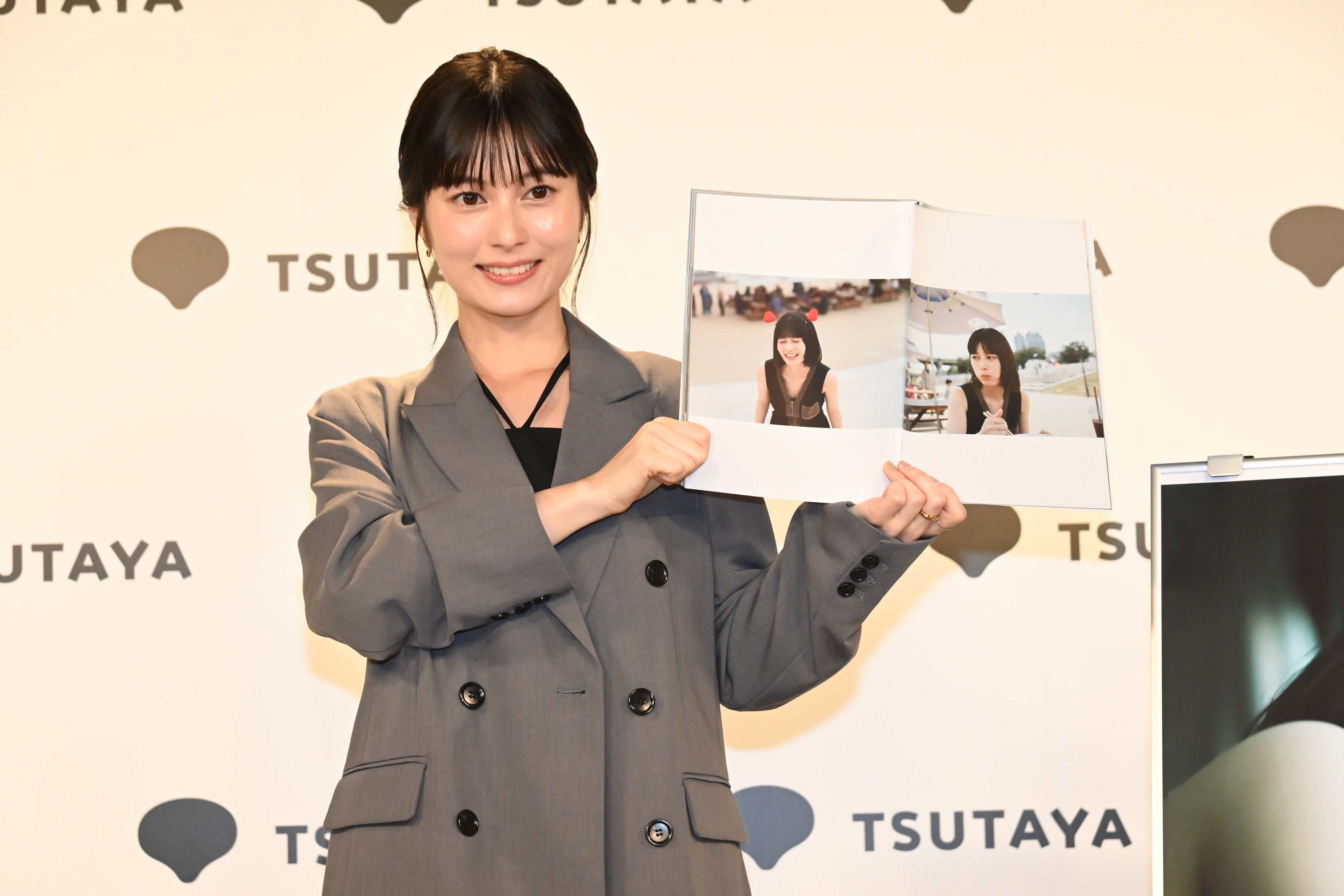 大久保桜子写真集「人 隣」（東京ニュース通信社刊）