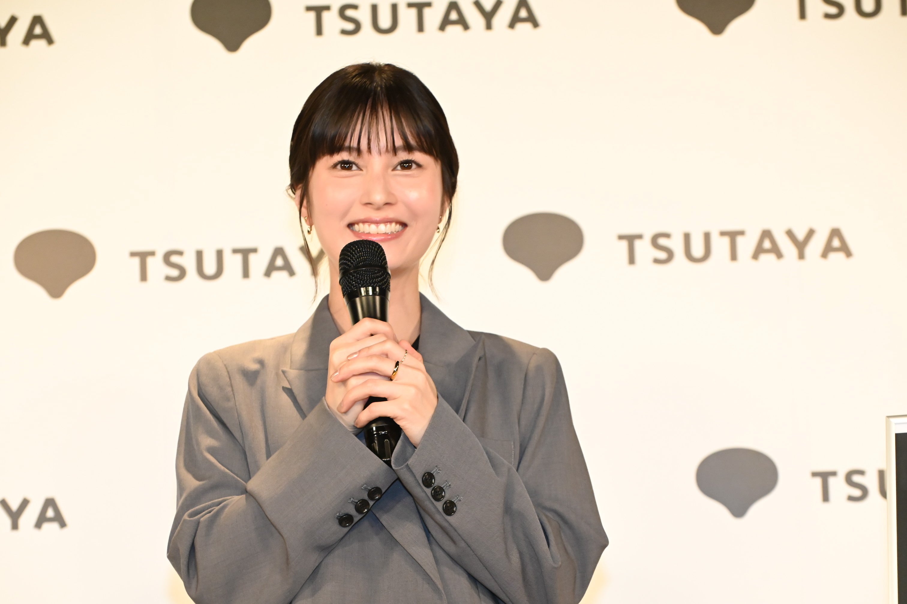 大久保桜子写真集「人 隣」（東京ニュース通信社刊）