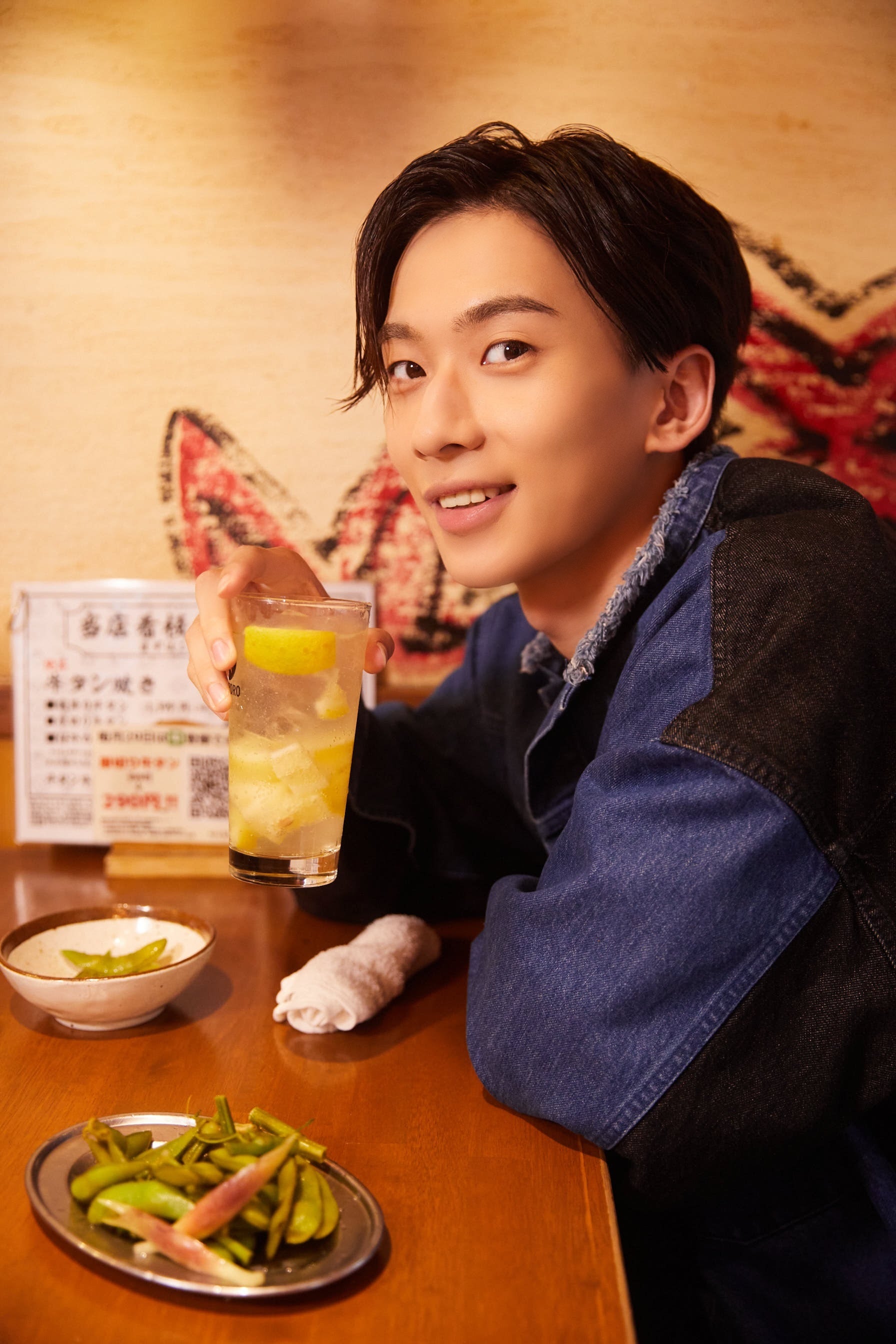 「吉高志音2025カレンダーブック」（東京ニュース通信社刊）