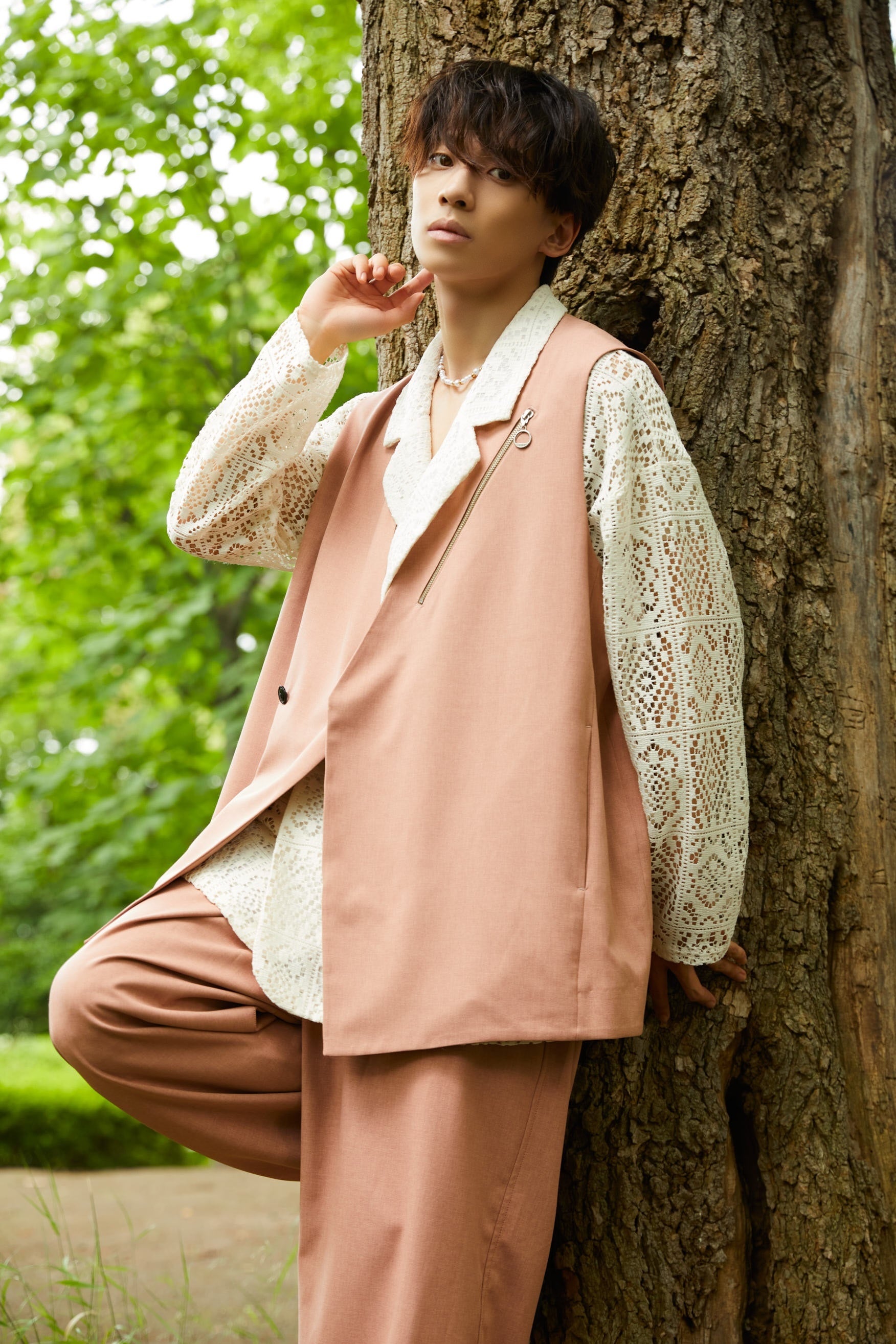 「吉高志音2025カレンダーブック」（東京ニュース通信社刊）