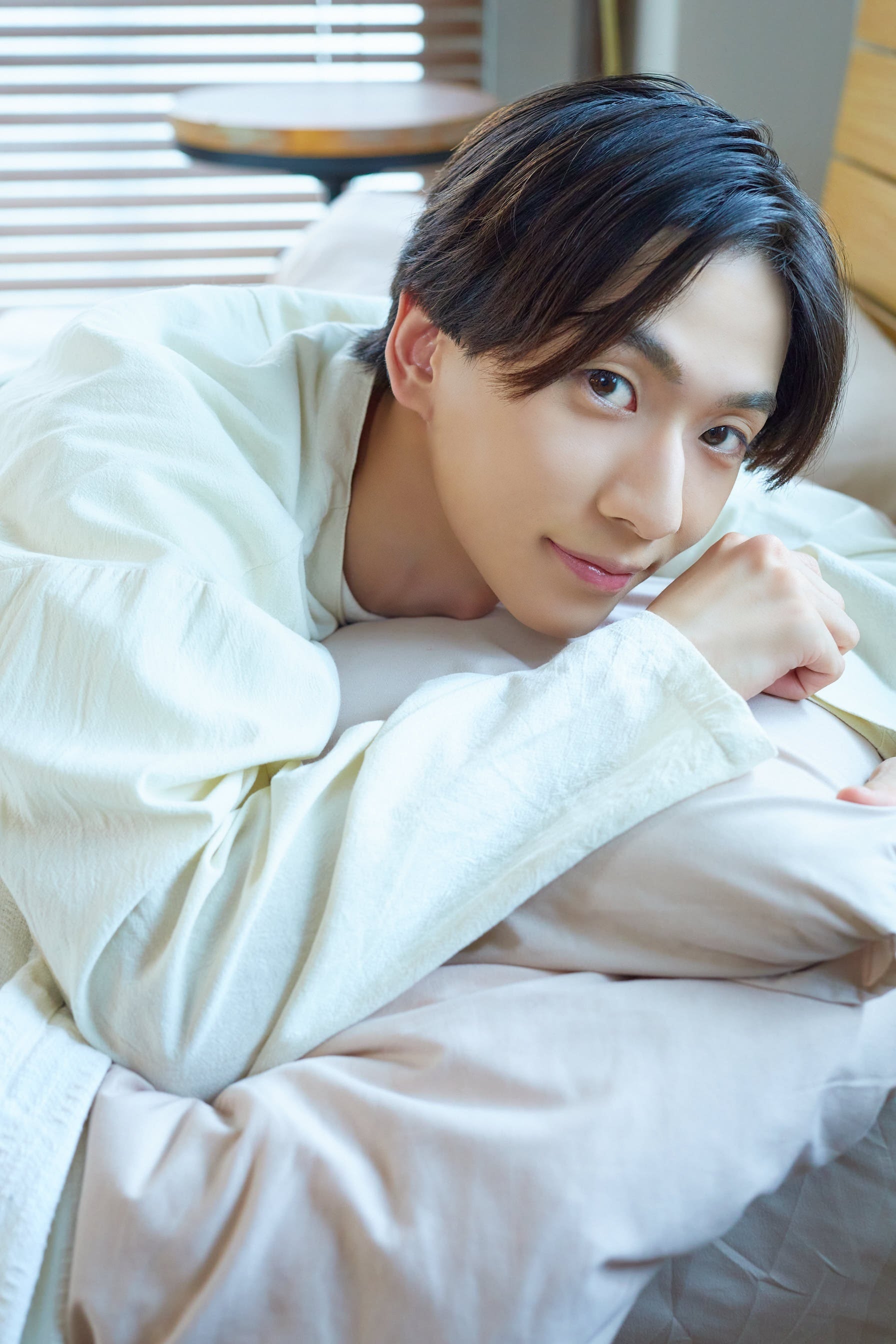 「吉高志音2025カレンダーブック」（東京ニュース通信社刊）