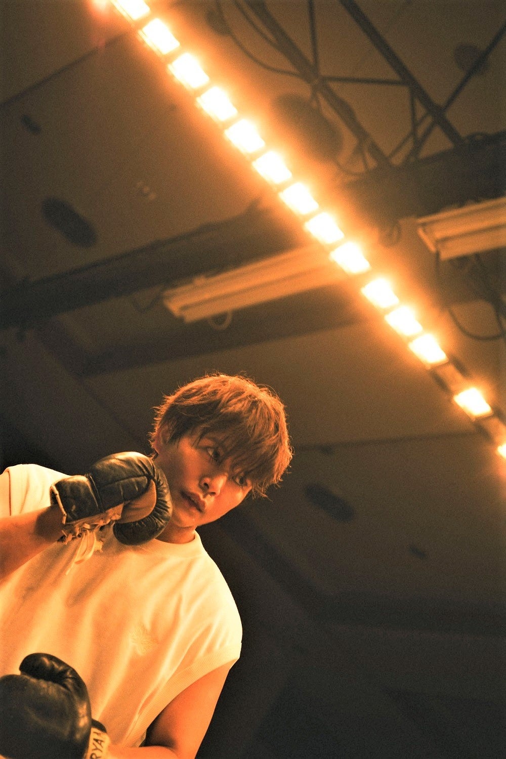 仲村宗悟の声優10周年を記念した写真集から新たな先行カットが解禁