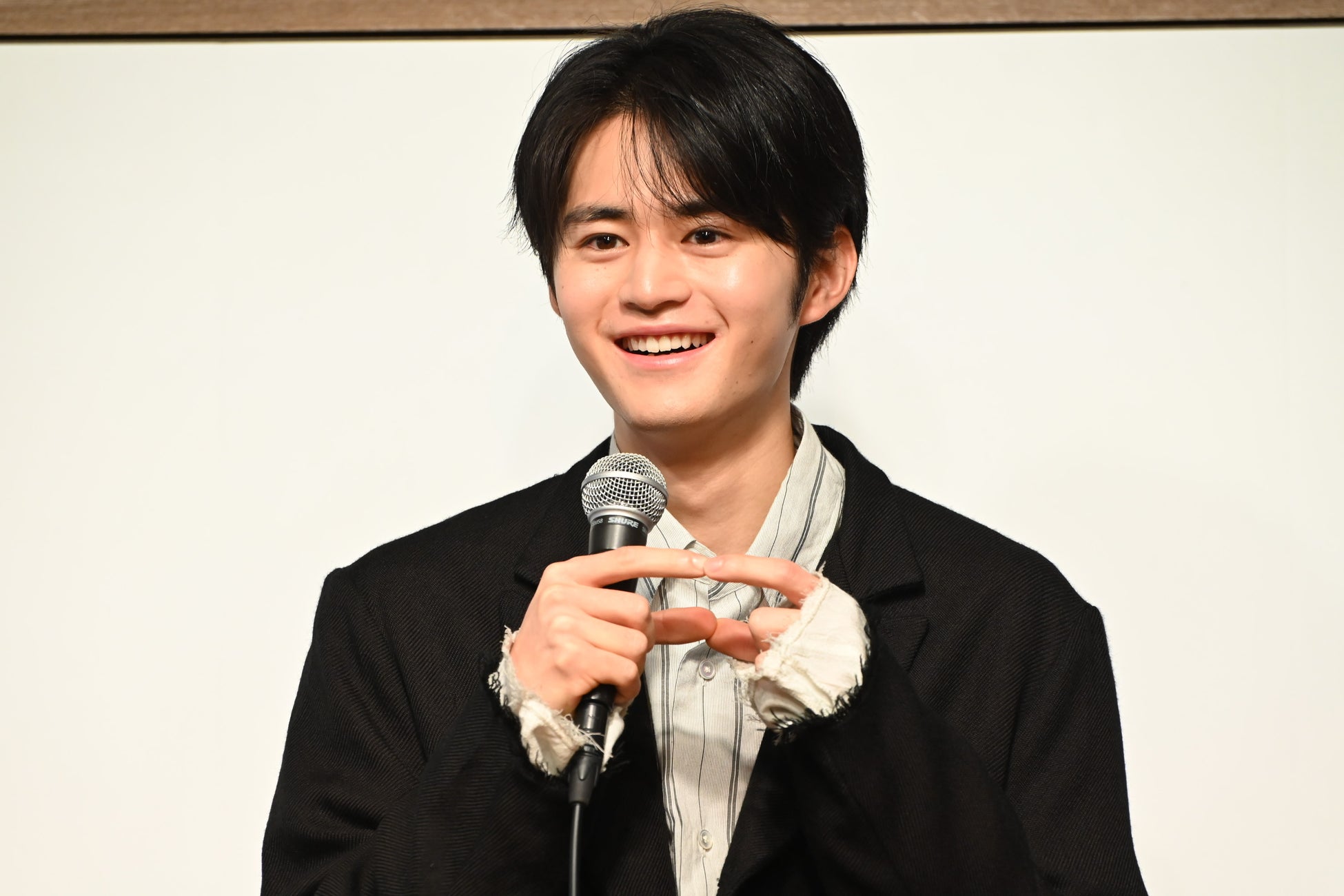 「鈴鹿央士 カレンダーブック2025」(東京ニュース通信社刊)
