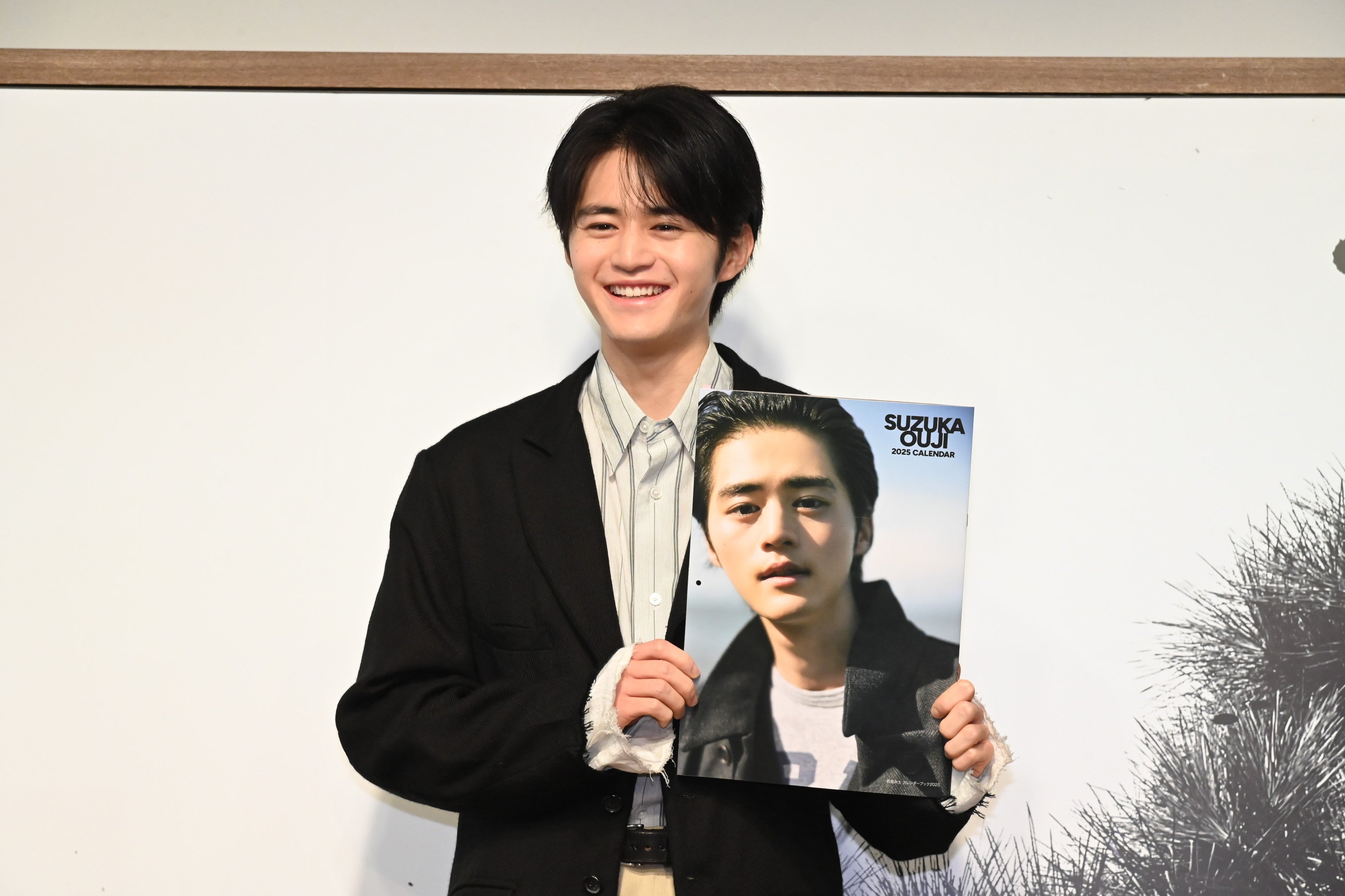 「鈴鹿央士 カレンダーブック2025」（東京ニュース通信社刊）