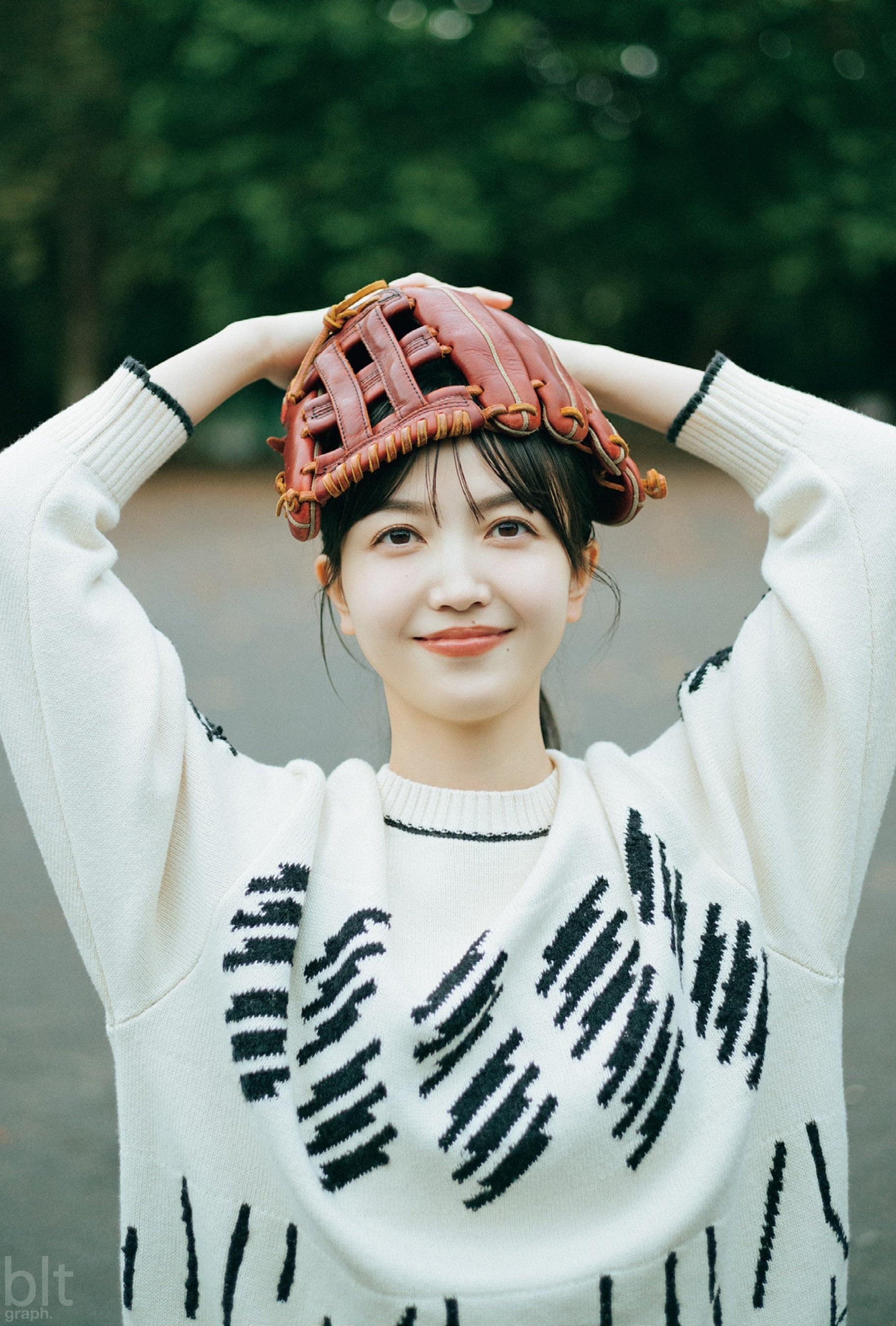 君への愛は、永遠に。乃木坂46・久保史緒里が表紙を飾る「blt graph