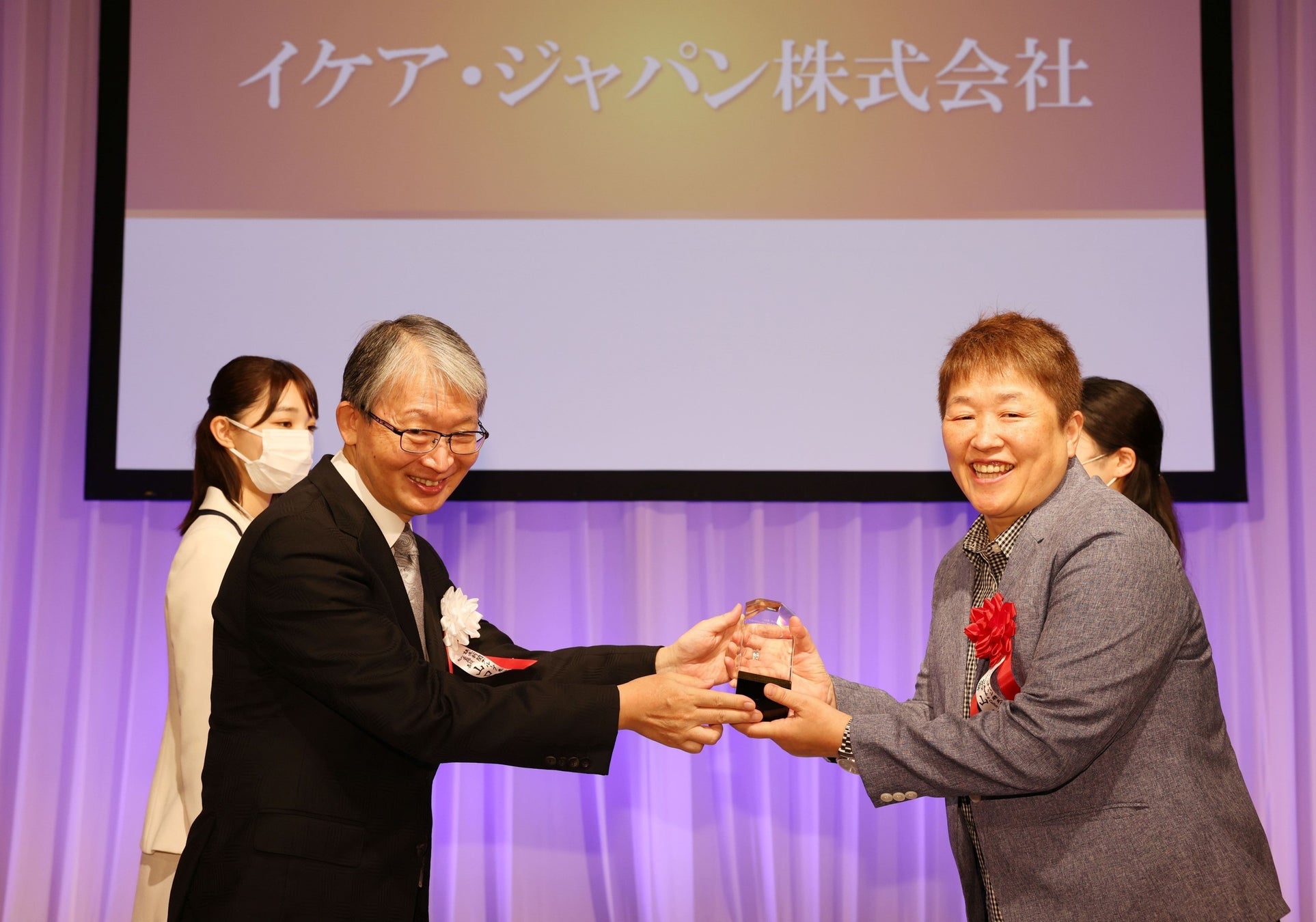左が読売新聞グループ本社 山口寿一代表取締役社長、右がイケア・ジャパンCountry People and Culture Manager 朝山玉枝 (写真提供:読売新聞社)