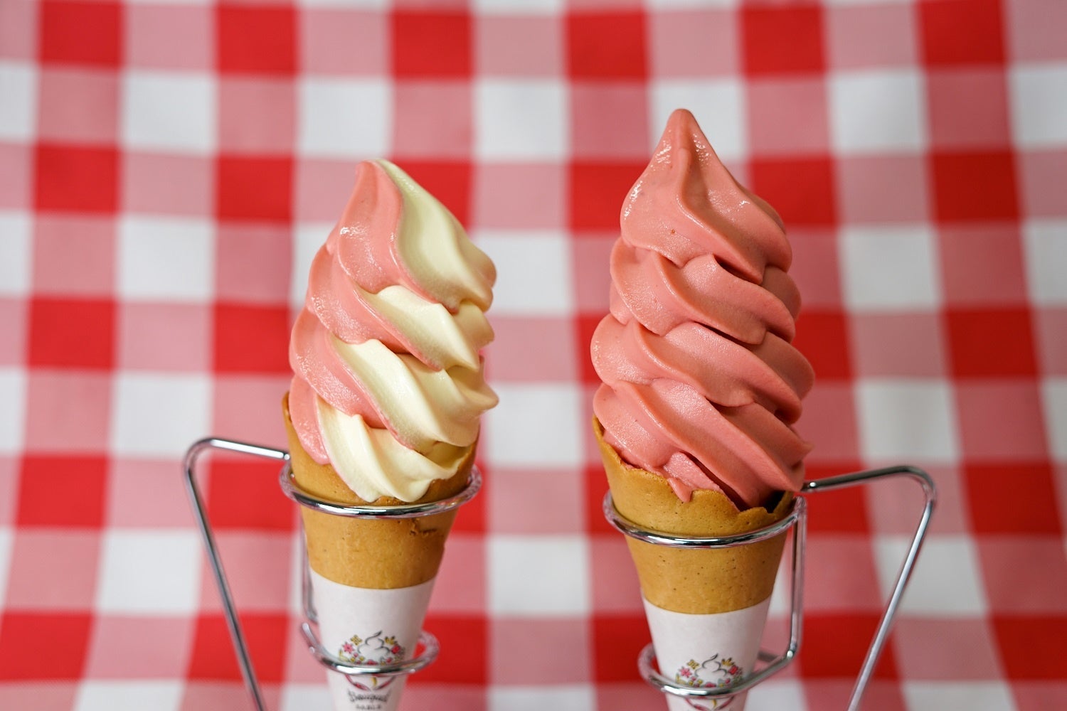 厳選いちごソフト／厳選いちご＆八天堂カスタードのミックスソフト各450円（税込） いちごのツブツブ食感と口いっぱいに広がる甘酸っぱい風味の「厳選いちごソフト」（写真右）と、濃厚な八天堂カスタードが相性抜群の「ミックスソフト」（写真左）です。